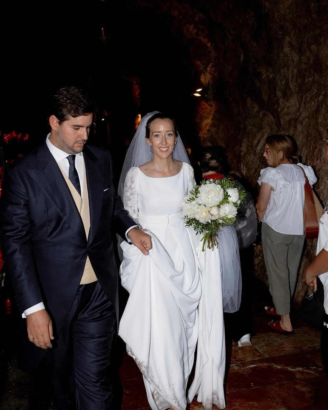 Hay bodas que podr&iacute;as haber celebrado en cualquier sitio.

Y hay bodas que solo pueden ocurrir en un lugar del mundo.

Lidia y Alejandro eligieron Covadonga.

La ceremonia en la Bas&iacute;lica. La salida por la Santa Cueva, ese t&uacute;nel d