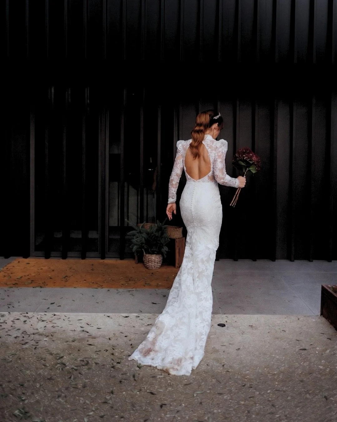 S&eacute; exactamente lo que pasa por la cabeza de una novia cuando mira por la ventana y ve eso el d&iacute;a de su boda. 
Llevo much&iacute;simos a&ntilde;os como fot&oacute;grafo de bodas en Asturias y la lluvia me ha ense&ntilde;ado m&aacute;s qu