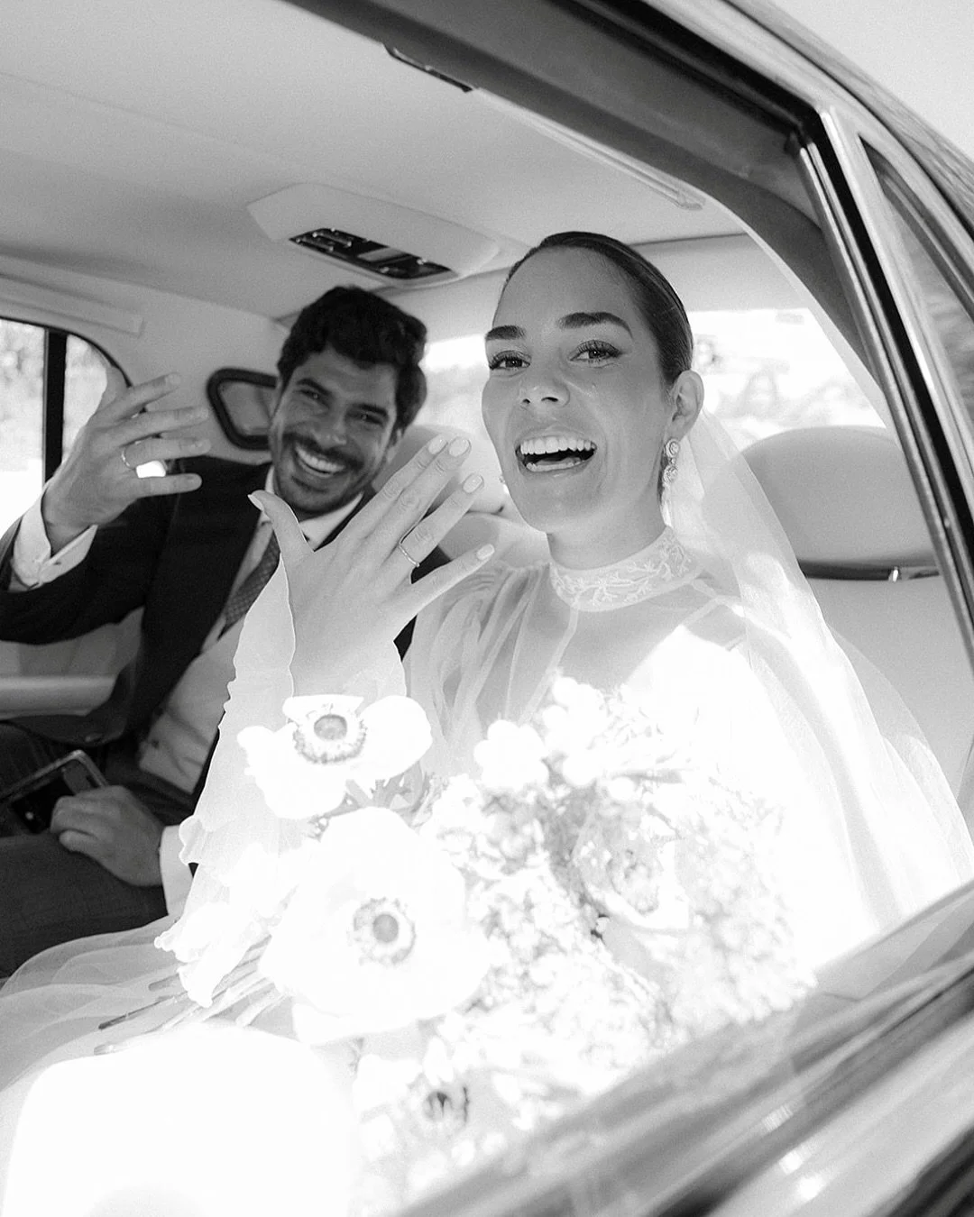 Casarse a mediod&iacute;a en pleno verano en Marbella.

Eso es exactamente lo que la mayor&iacute;a de novias piensan y temen a la vez. Y tienen raz&oacute;n en preocuparse, el sol de mediod&iacute;a es duro, plano, sin direcci&oacute;n. Crea sombras