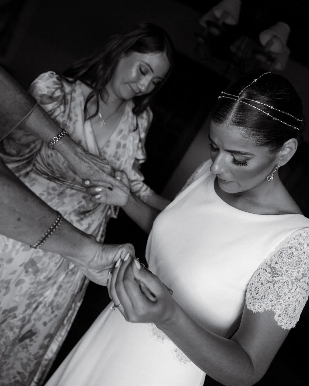 novia emocionada antes de la ceremonia el dia de su boda. boda en Mallorca, boda mexicana. Fotografo David Fernández, fotógrafo atemporal, elegante, editorial y documental para bodas lujosas y exclusivas.