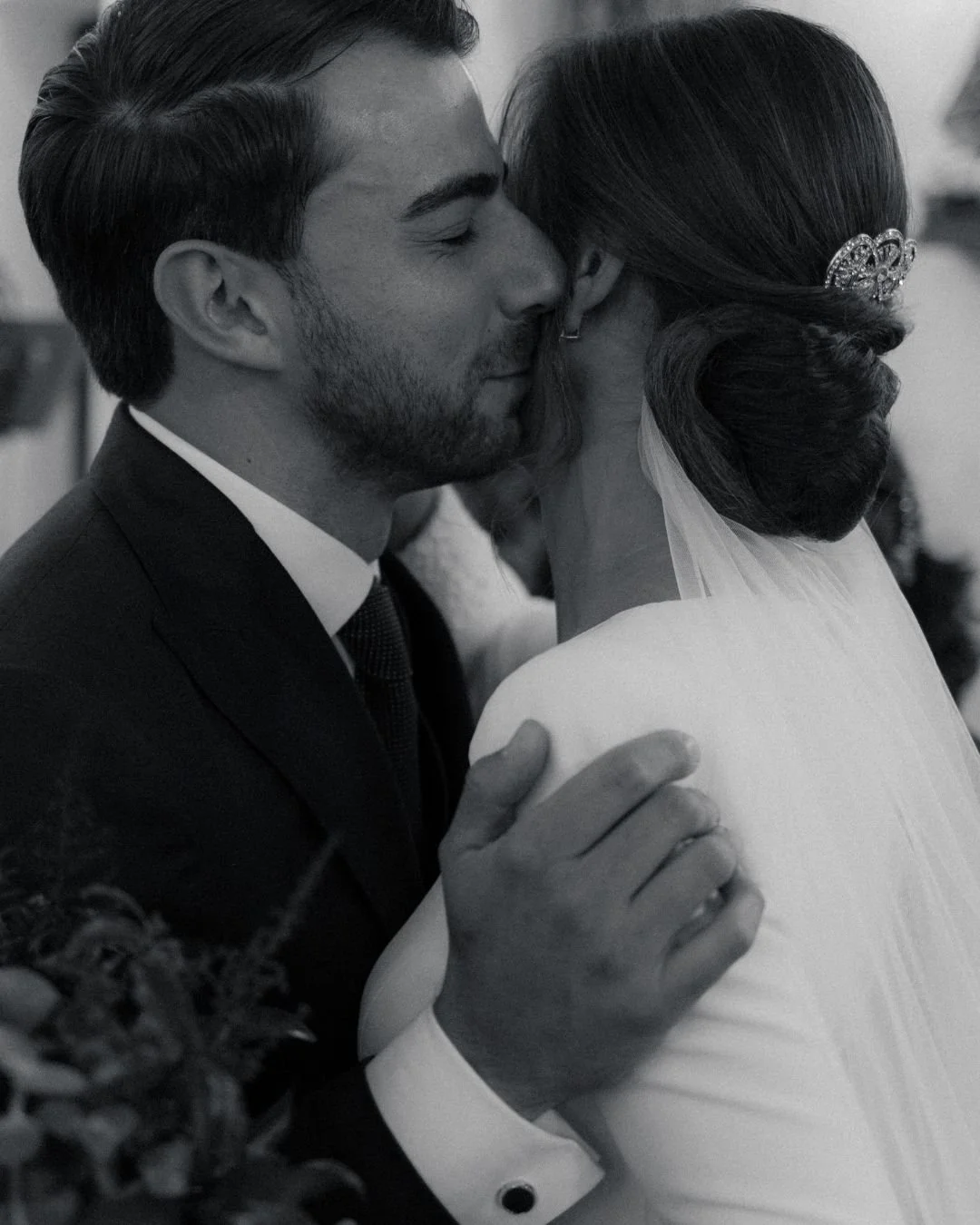 Novio visiblemente emocionado y con lágrimas abrazando a la novia. Fotografía que rompe mitos y muestra la vulnerabilidad masculina y el amor real en las bodas.