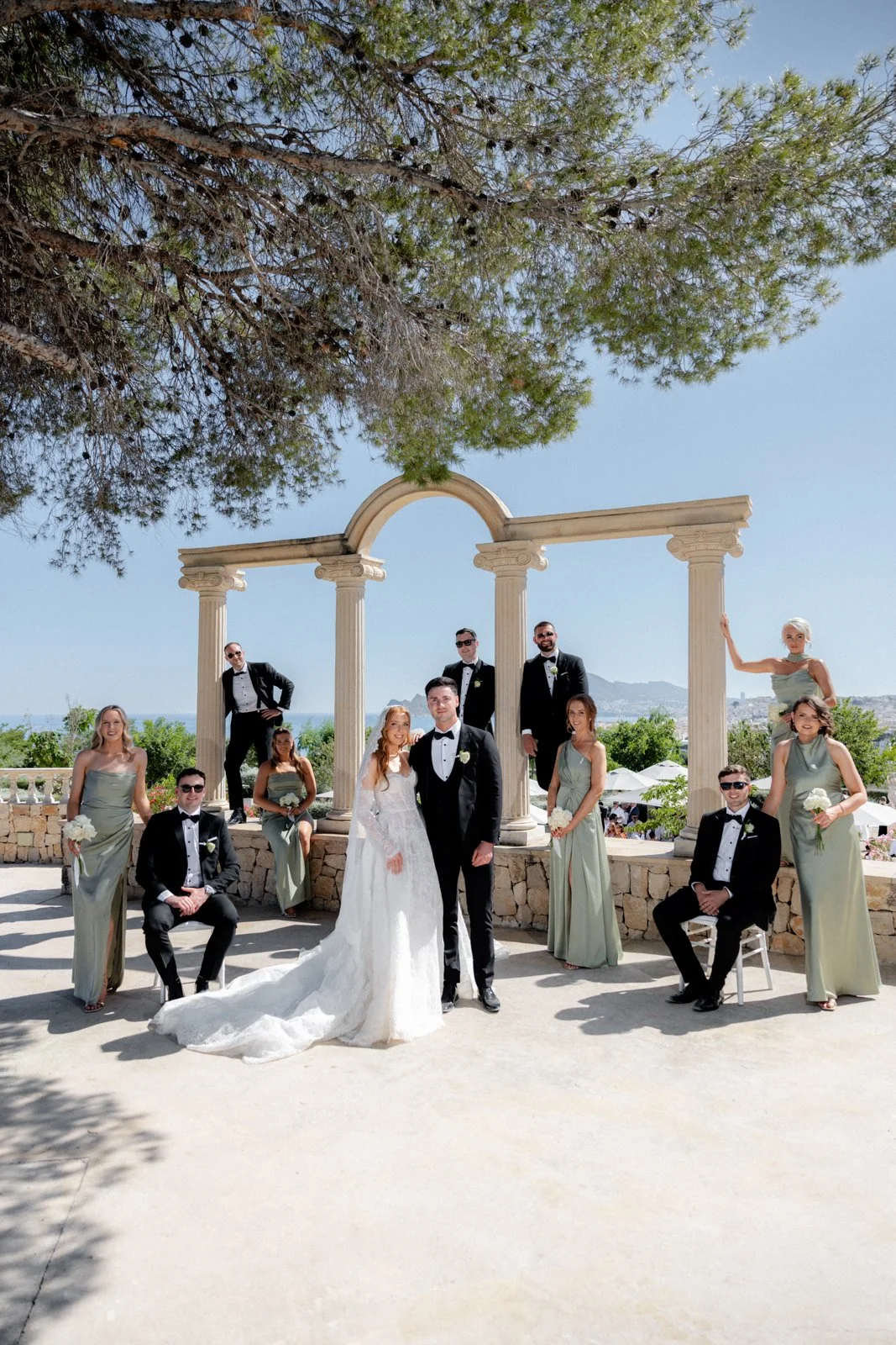 boda en marques de montemolar en Altea. Boda exclusiva en el mediterraneo. Novios, testimos y damas de honor en una fotografía del dia de la boda. destination wedding spain