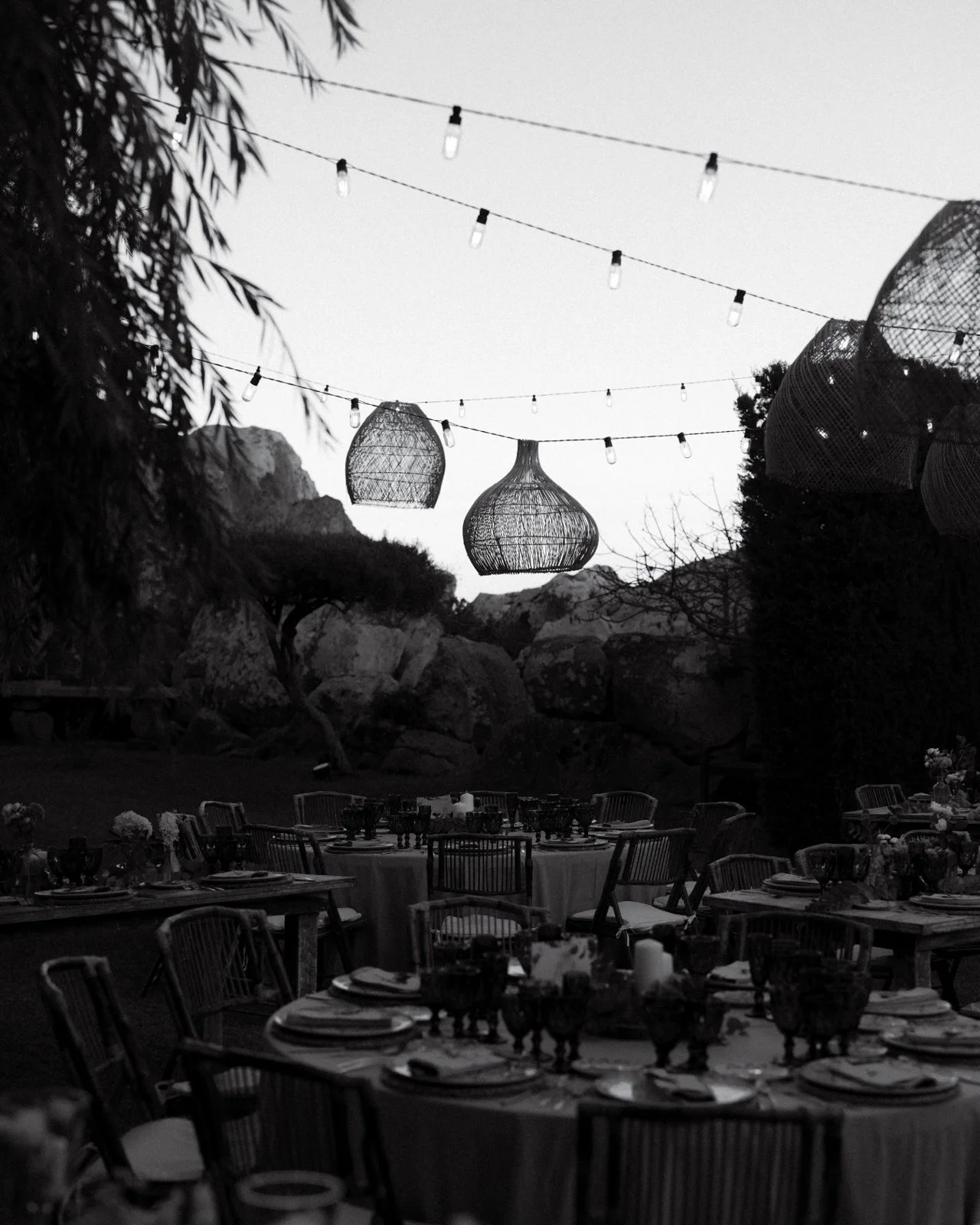 Boda en Love Garden en Bolonia, Tarifa. Esta preciosa boda en el mediterráneo de estilo documental, editorial y natural en el mes de Septiembre. Fotografo David Fernández.