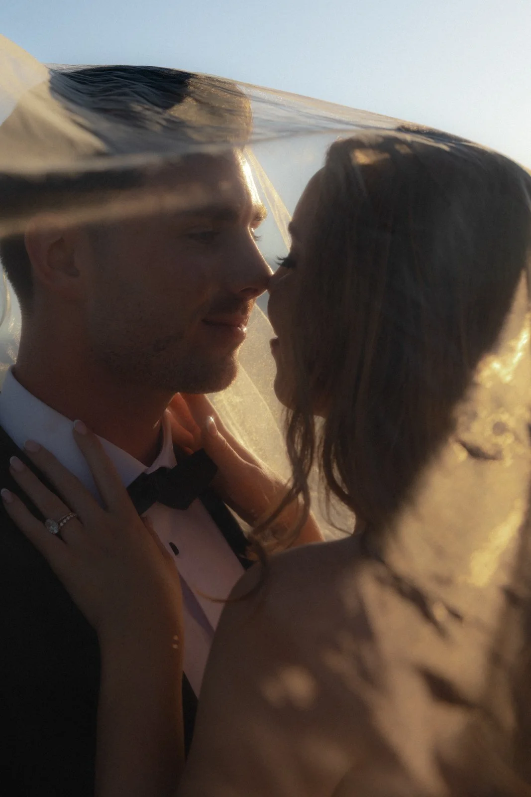 boda en marques de montemolar en altea, alicante. luz de atardecer y novios mirandose de manera natural, sin posados, fotografía documental.