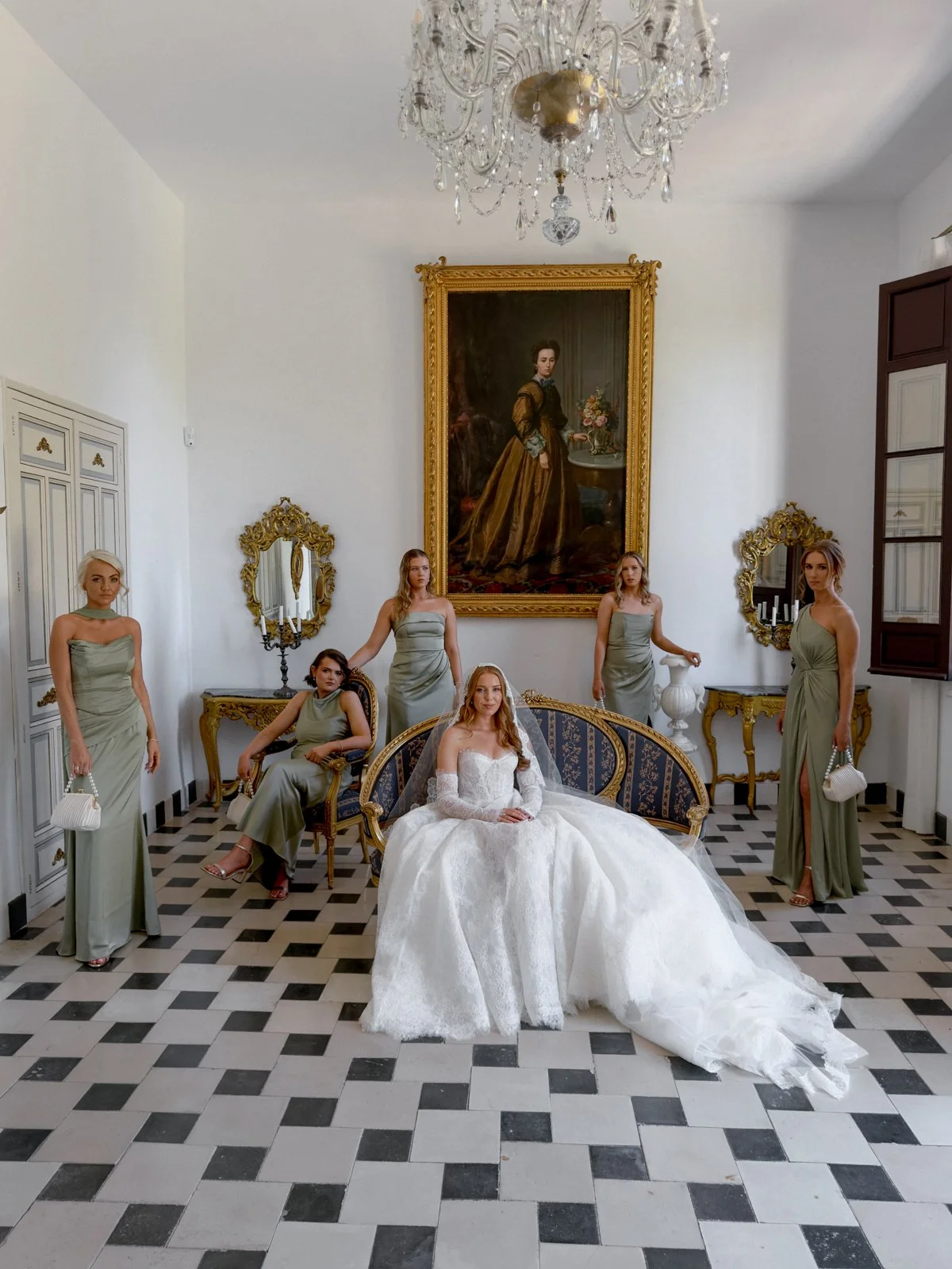 boda en marques de montemolar en altea. novia y sus damas de honor durante los preparativos de la boda. destination wedding spain.