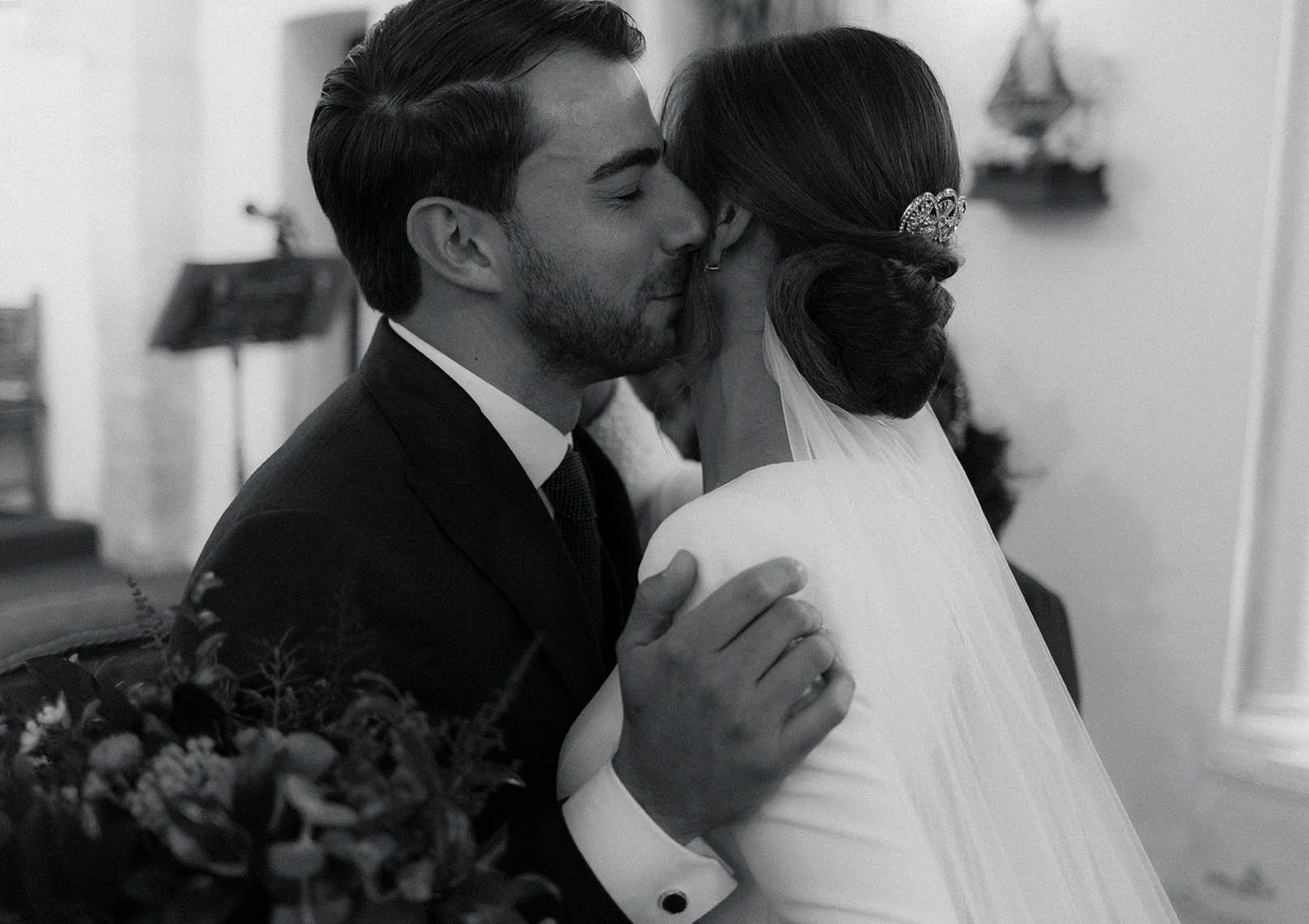 Novio llorando de emoción al ver entrar a la novia en la ceremonia. Fotografía sin posados de momentos reales en bodas.