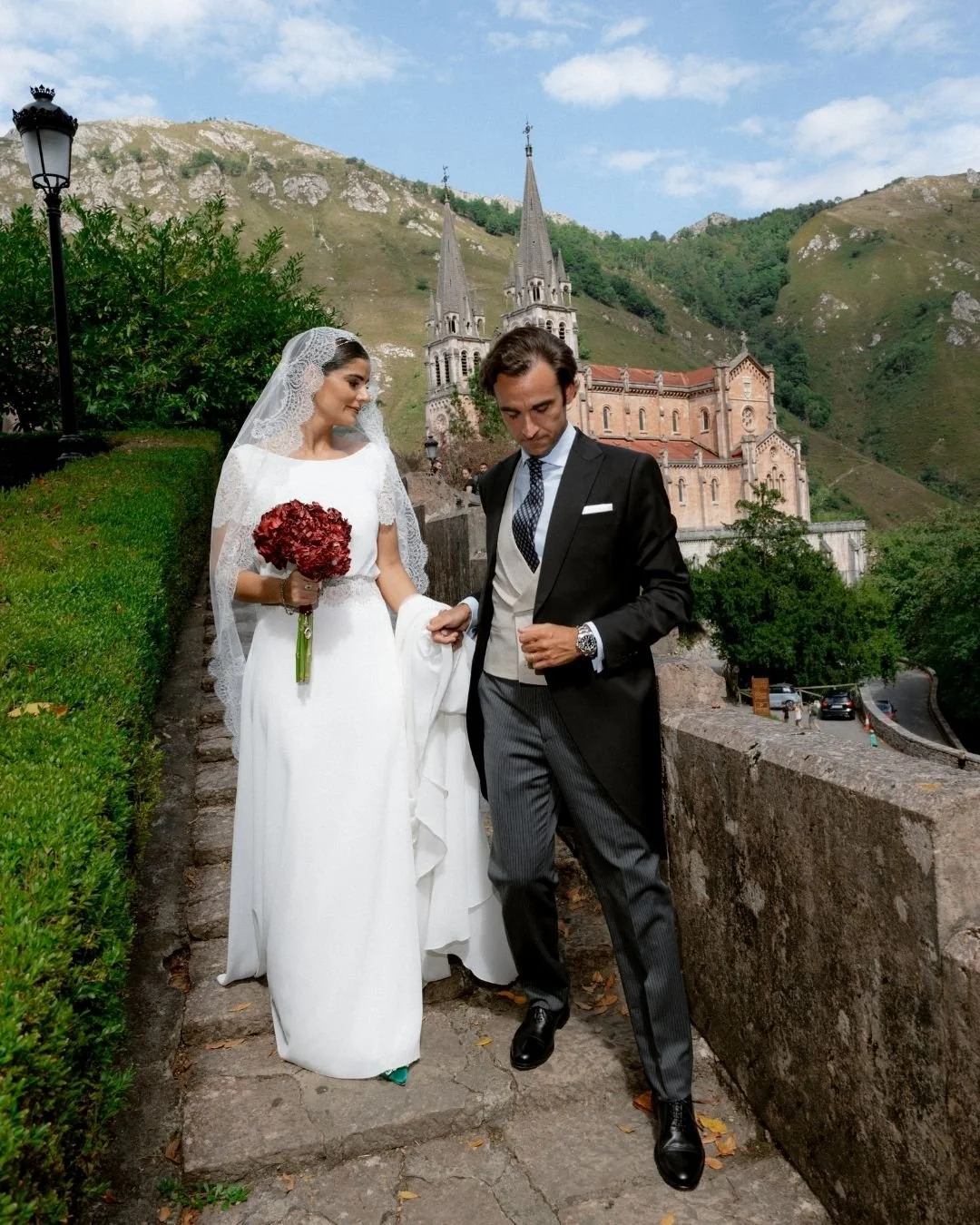 Boda en Asturias en la basílica de Covadonga. Fotógrafo de bodas David Fernández, boda con estilo, boda bonita en el norte de españa.
