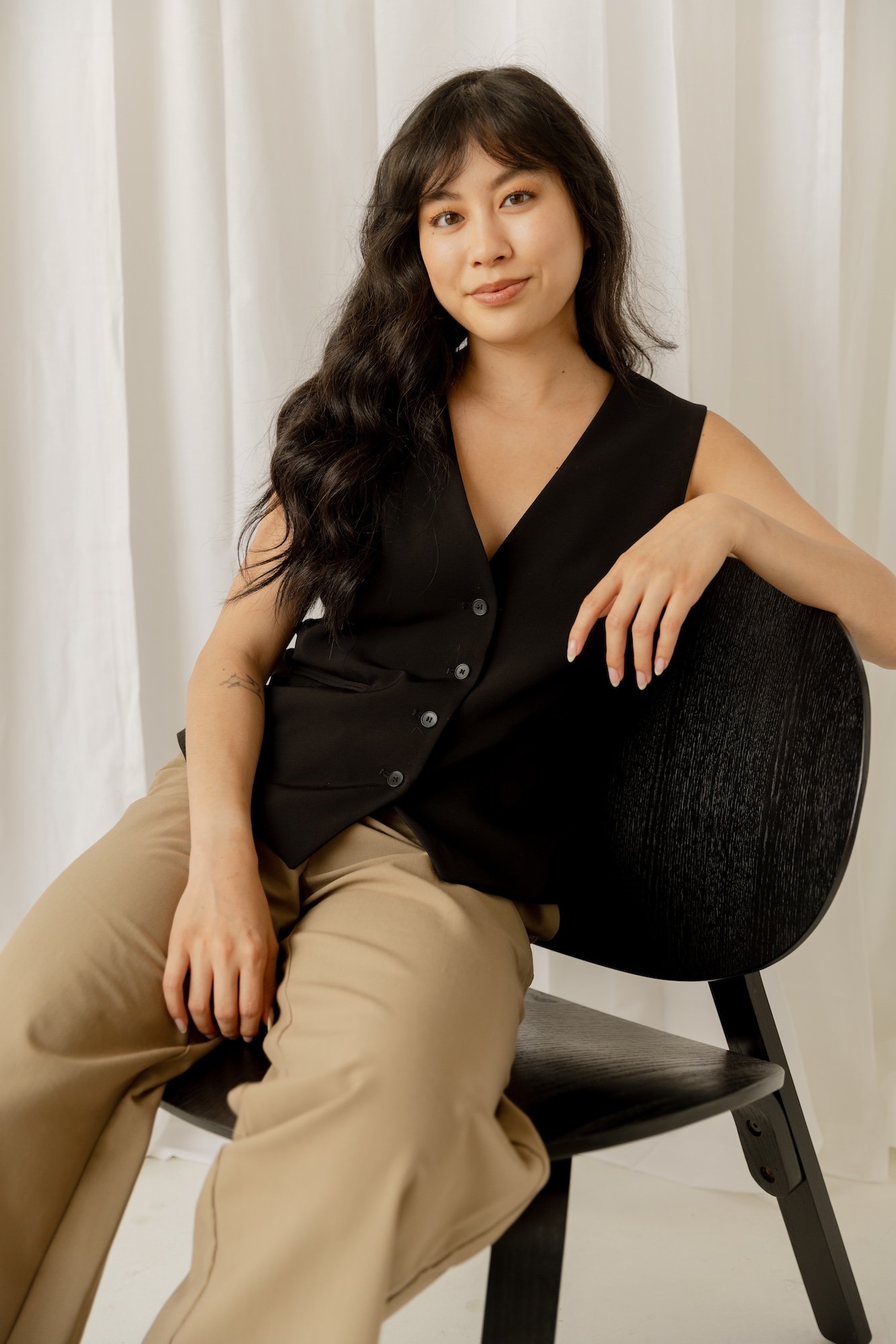 alissajohnsoninteriors_interior_design_team_headshots_lifestyle_onlocation_diverse_team_sunset_studios_chicago_LA_photographer-33.jpg