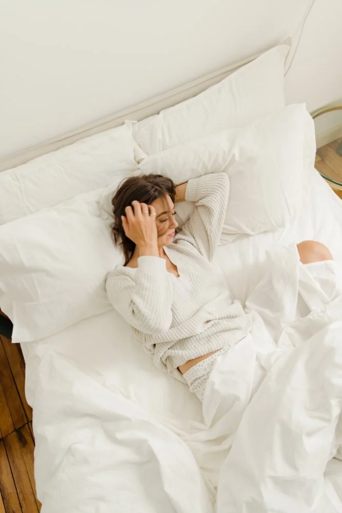 Minimalist_City_Apartment_Contemporary_GenZ_Clean_Bedding_Fruit_warm_natural_light1.jpg