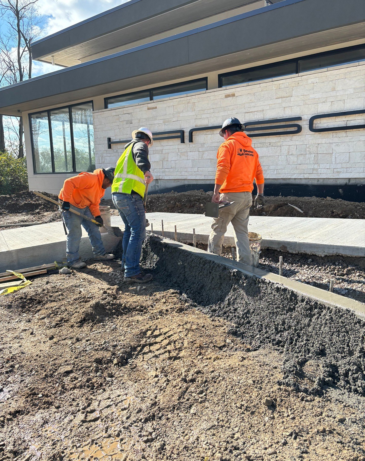 A few highlights of yesterday's curb pour. 

#concretecurbing