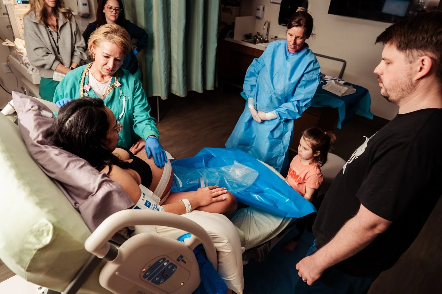 Whose going to catch baby? Big sister or midwife? Swipe to find out 🥰 

This precious big sis was so eager to meet her baby brother. Children at births can be so deeply wise, intuitive, and loving. ❤️