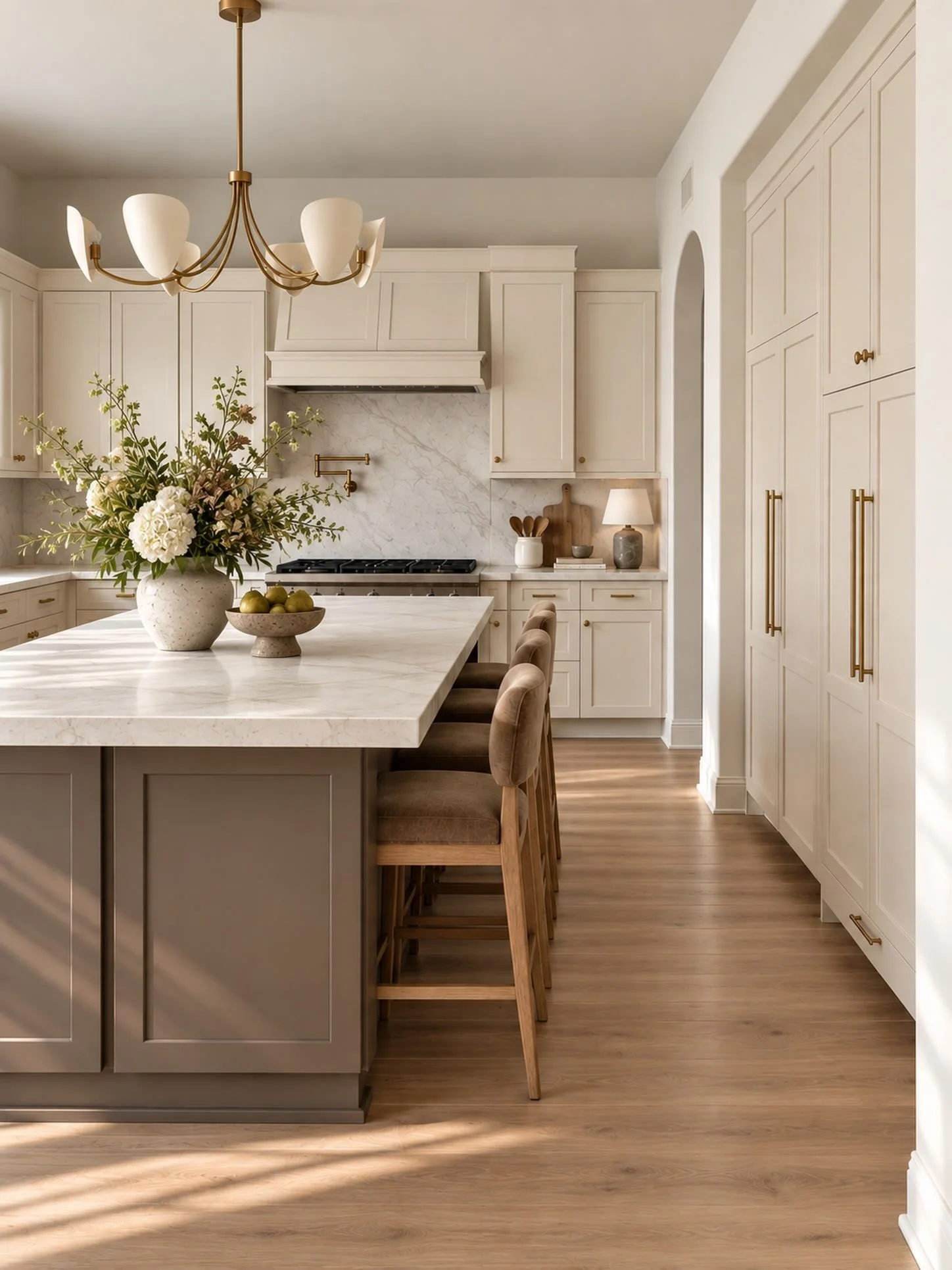 Warm neutrals, natural textures, and this chandelier 🤎
This kitchen is about creating a space that feels elevated without feeling overly designed. Soft cabinetry, warm wood tones, brass details, sculptural lighting, coz chairs for timeless look that