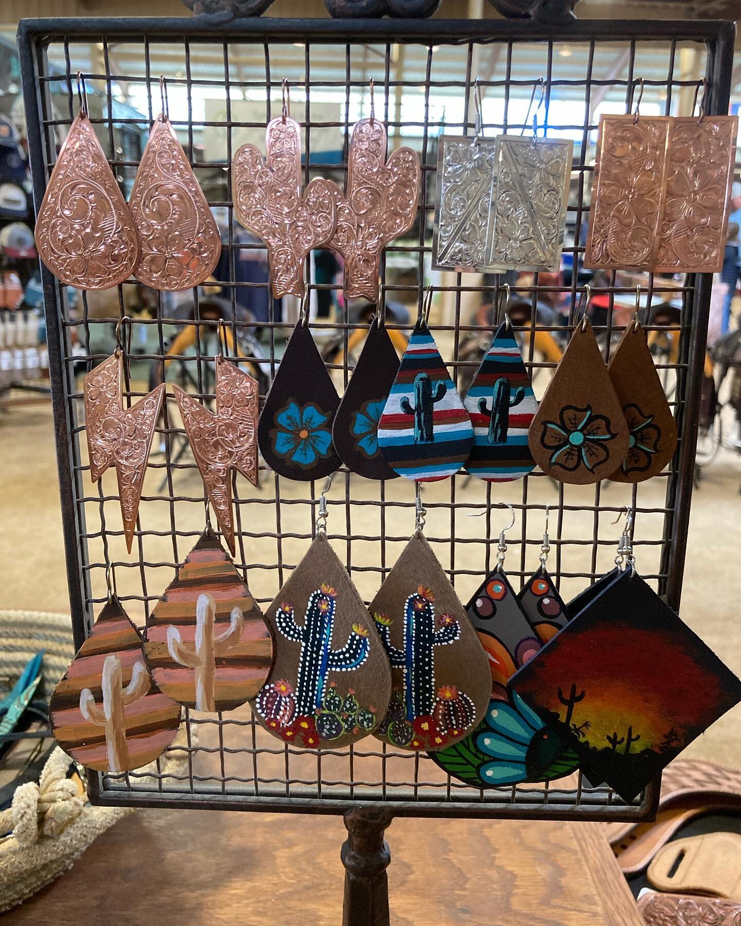 Thank you to everyone that came by the booth @sherrycerviyouthchampionships this weekend! #brianwarnercustomleather #courtneywarnersilver #brianhawaiian #handmadeleathersilver