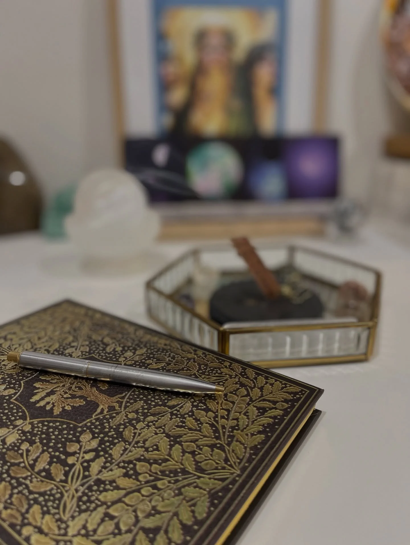 🌕 Full Moon in Aries ✨

Life is busy &mdash; so my moon rituals have to stay simple. Tonight I&rsquo;ll burn a little &ldquo;writable&rdquo; incense, sit with 5 crystals, pull a few cards, and open my journal. Just a gentle pause to release and rese