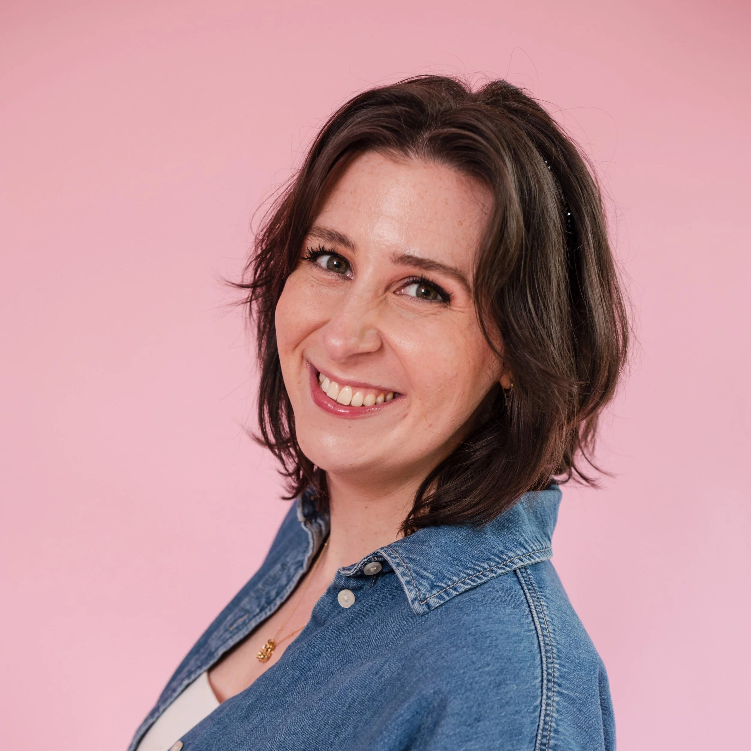 Lauren Puliz, LMFT, smiling therapist for millennial moms in Sacramento County, California