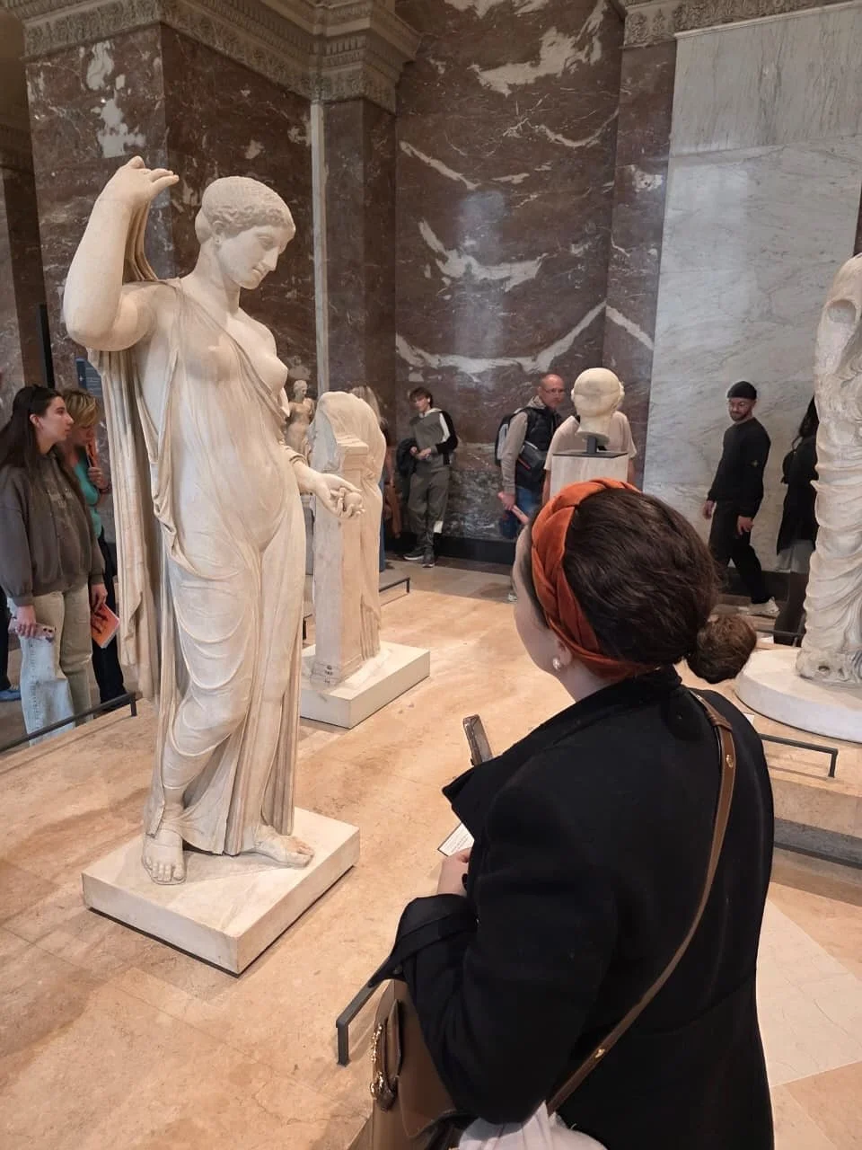 As mamas na arte cl&aacute;ssica

Entre o Louvre e o Mus&eacute;e d&rsquo;Orsay, algo sempre me chama com delicadeza:
o olhar para as mamas nas esculturas e pinturas cl&aacute;ssicas.

Nas V&ecirc;nus, nas deusas, nas mulheres eternizadas em m&aacute