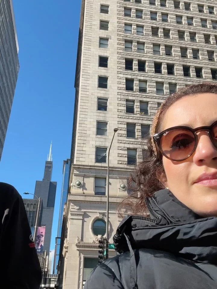 Chicago tem algo de for&ccedil;a e renascimento em cada esquina.
Entre a arquitetura que se ergueu das cinzas do grande inc&ecirc;ndio e o reflexo dourado do lago, h&aacute; uma hist&oacute;ria de recome&ccedil;os: de como a beleza pode nascer do que