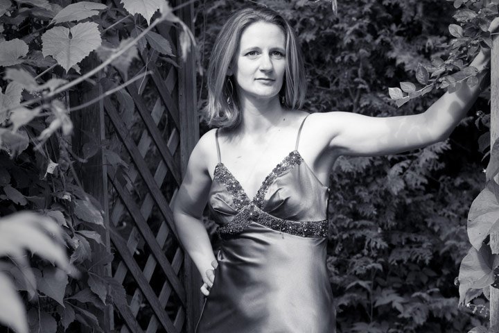 Sophie-De-Cruz- dans un jardin nb.jpg