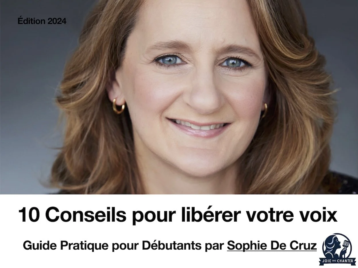 Couverture d'un guide intitulé "10 Conseils pour libérer votre voix" par Sophie De Cruz, édition 2024, avec une photo souriante de Sophie De Cruz, une femme aux cheveux roux et aux yeux bleus, portant des boucles d'oreilles en or.