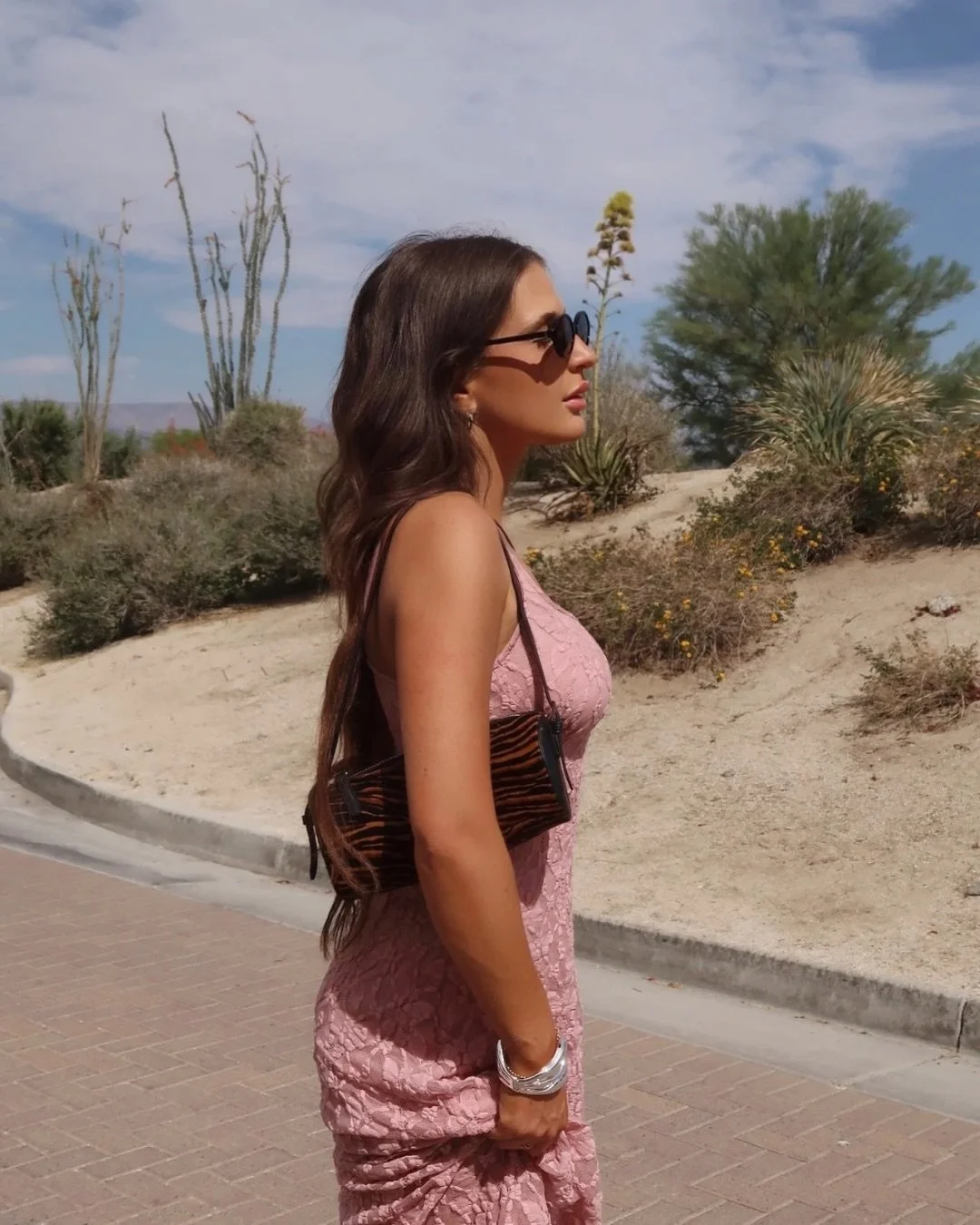 Is there a better duo than @hannahdtrick and @loft for festival season outfits?! 🎡✨🌸🌵

Which fit is your fav!?

#festivaloutfit #outfitinspo #desertoutfit