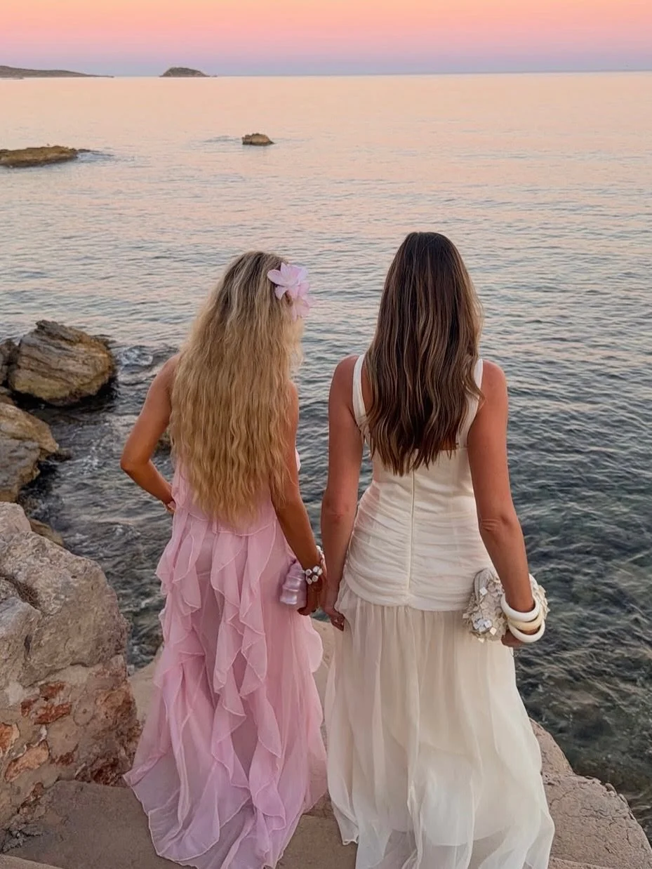 FPT creators @ali.knutson and @shestyledwhat went on the dreamiest brand trip to Ibiza with @selfieleslie!🌸🐚

#girlstrip #outfitinspo #brandtrip #influenceragency