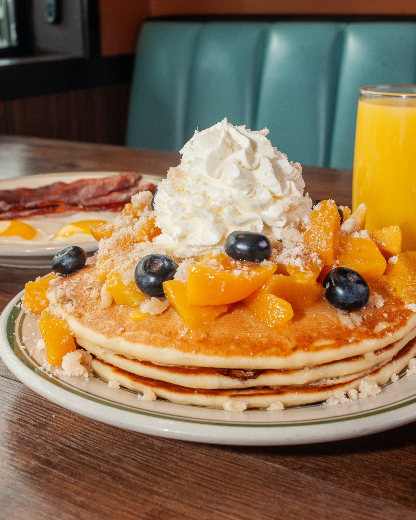 🥰 The L-A-Y-E-R-S on our spring Peach Blueberry Streusel Pancakes 🥰