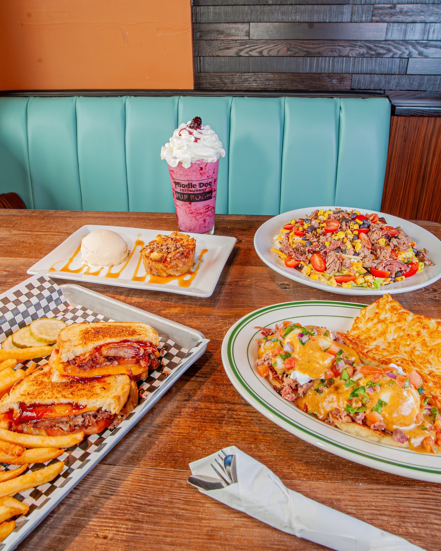 We're celebrating spring with our brand-new Smokehouse Menu, filled with dishes and desserts you can enjoy any time of day!⁠
⁠
🌶️ Ancho Eggs Benedict &ndash; Two poached egg and beef brisket on a grill-toasted English muffin. Topped with ancho holla