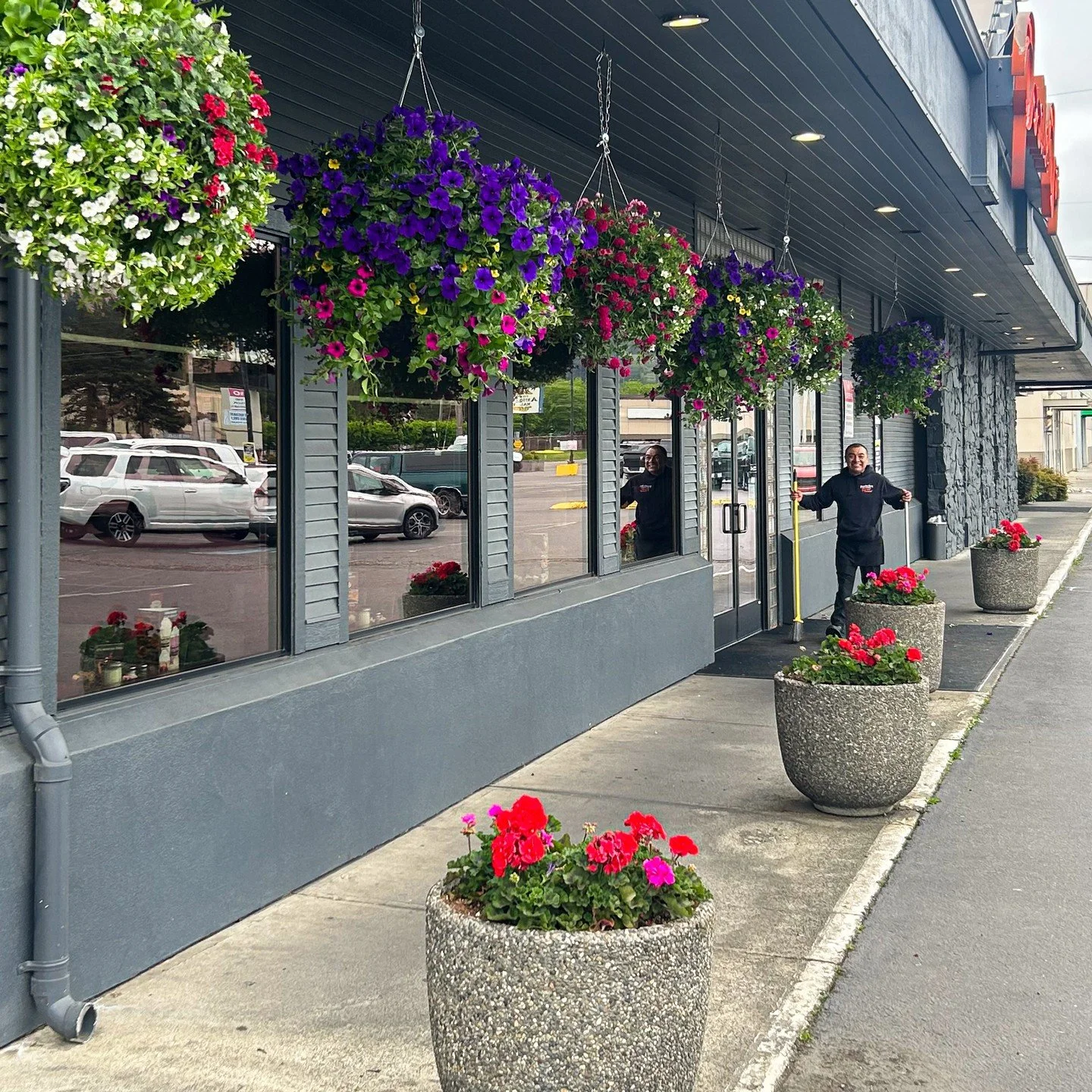 Hanging baskets up, just in time to celebrate mom! Come grab brunch and try our special Momosa!⁠
⁠
Mom's Vacay is Barefoot Bubbly, pineapple juice and Parrot Bay coconut rum, garnished with a pineapple and cherry 🍍🥂🍒⁠
⁠
Here's a toast to moms and 