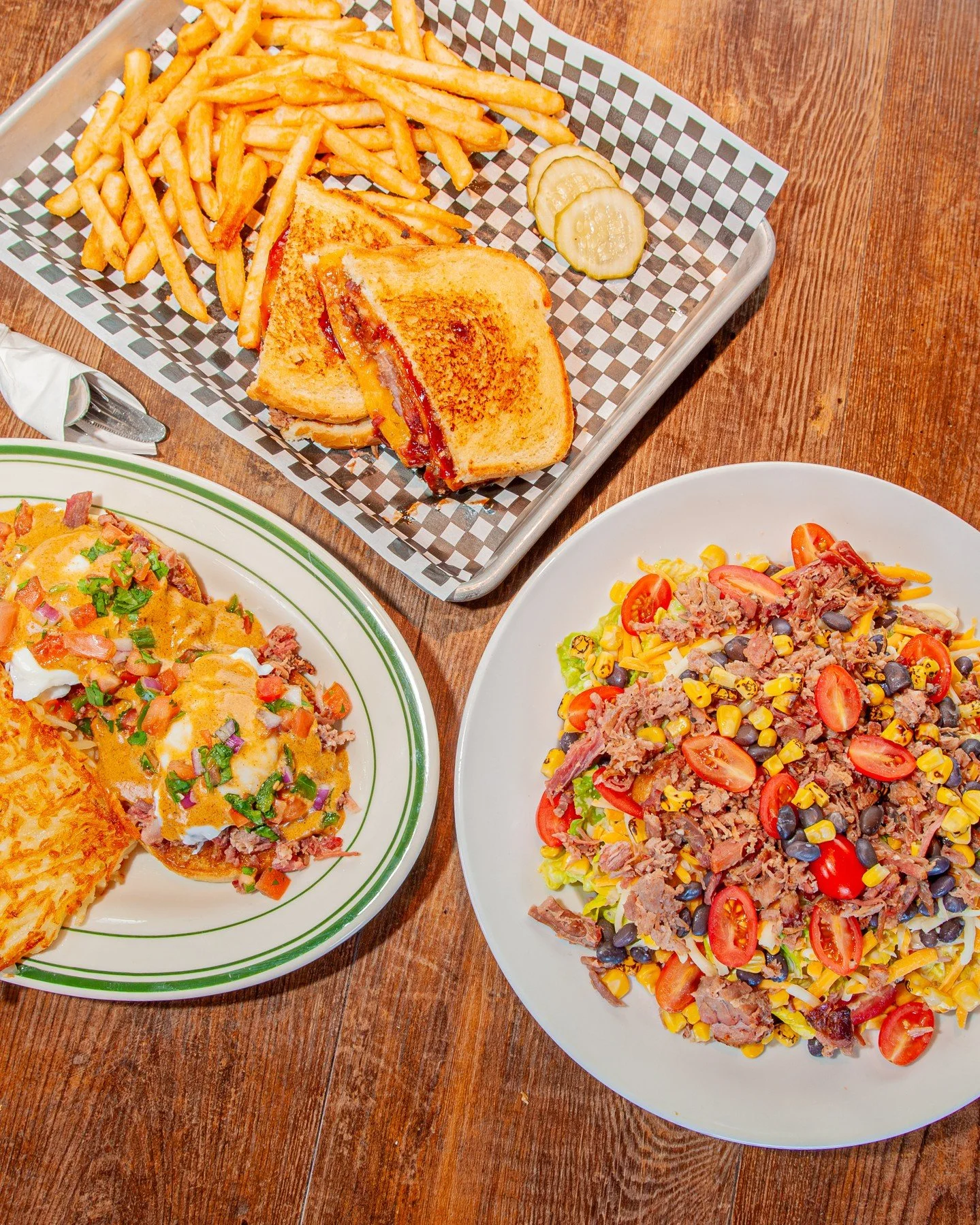 Happy National Brisket Day!! The perfect time to chow down with our Smokehouse Menu! ⁠
⁠
🍳 Ancho Eggs Benedict 🍳⁠
Two poached eggs and beef brisket on a grill-toasted English muffin. Topped with ancho hollandaise and Pico de Gallo. Served with hash