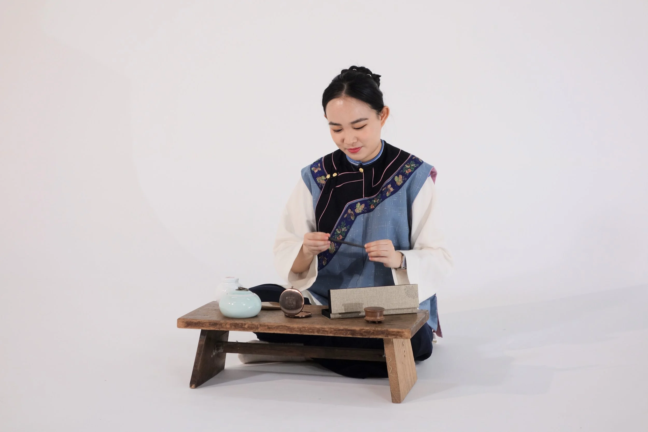 Kanjian worn with 1910s era white cotton dajinshan