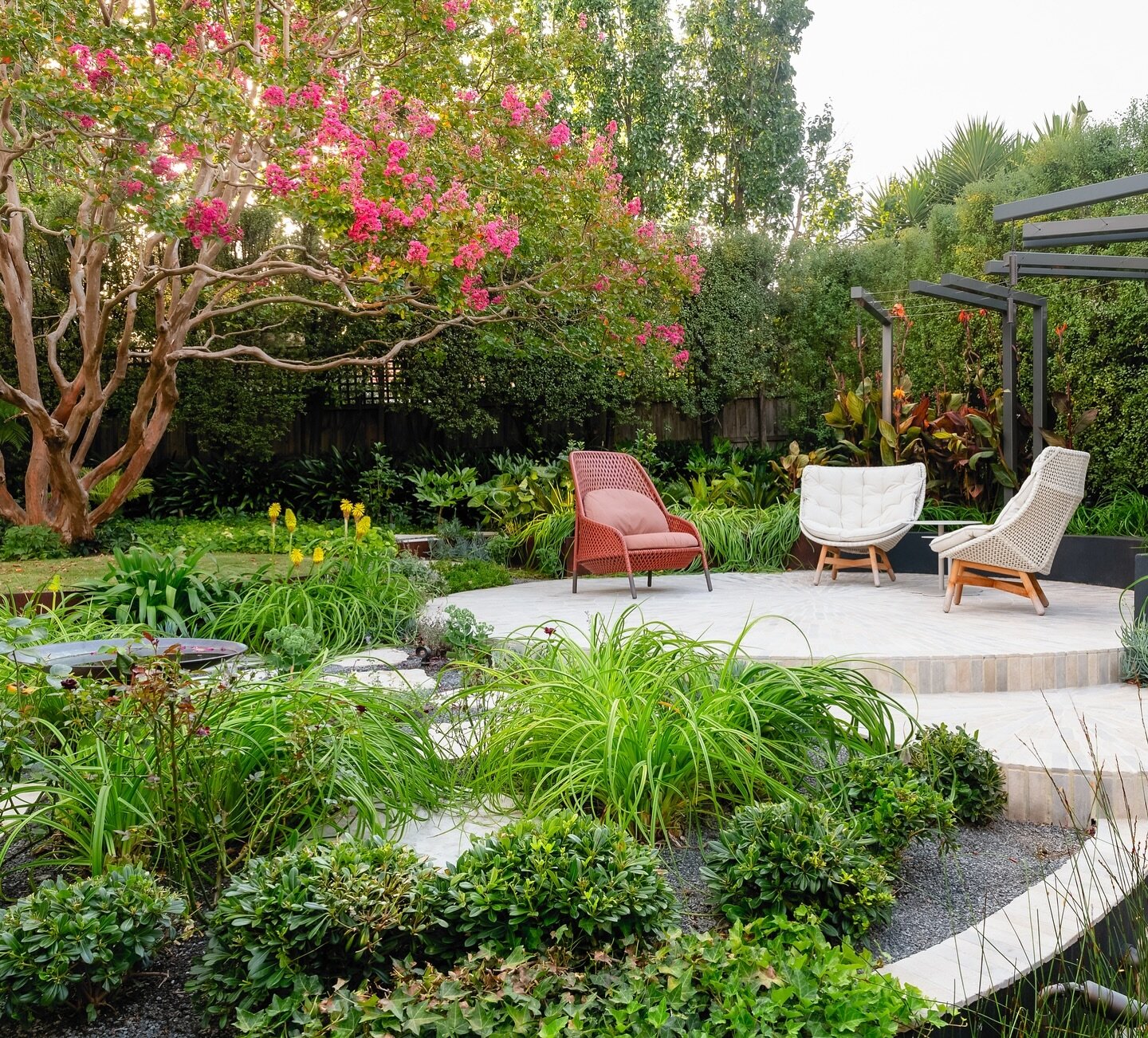 Crepe Myrtle stealing the spotlight in this beautiful sanctuary 🌸 

@erikholtphotography 
@diverse_lc 
@juliecrowedesign