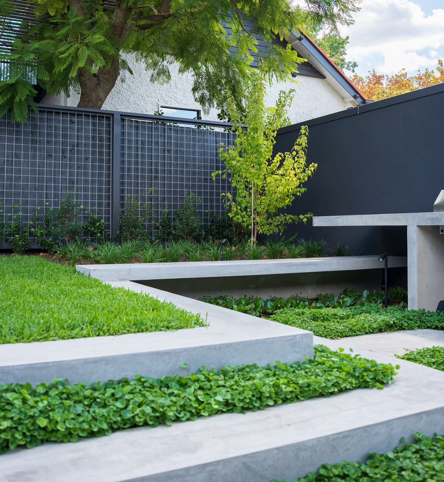Beautiful lush space in Kew, love our visits here 🌿 

Landscape construction: @butterworthlandscapes 
Landscape design: @ianbarkergardens