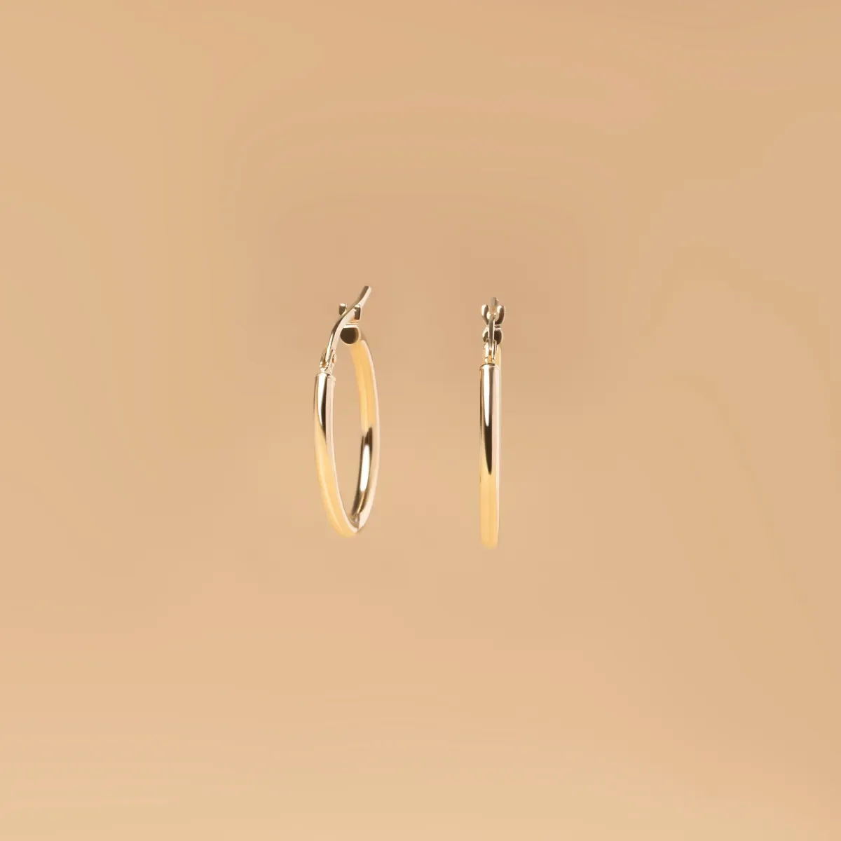Luxe Sparkles LS-E053: polished 14kt yellow gold oval hoop earrings