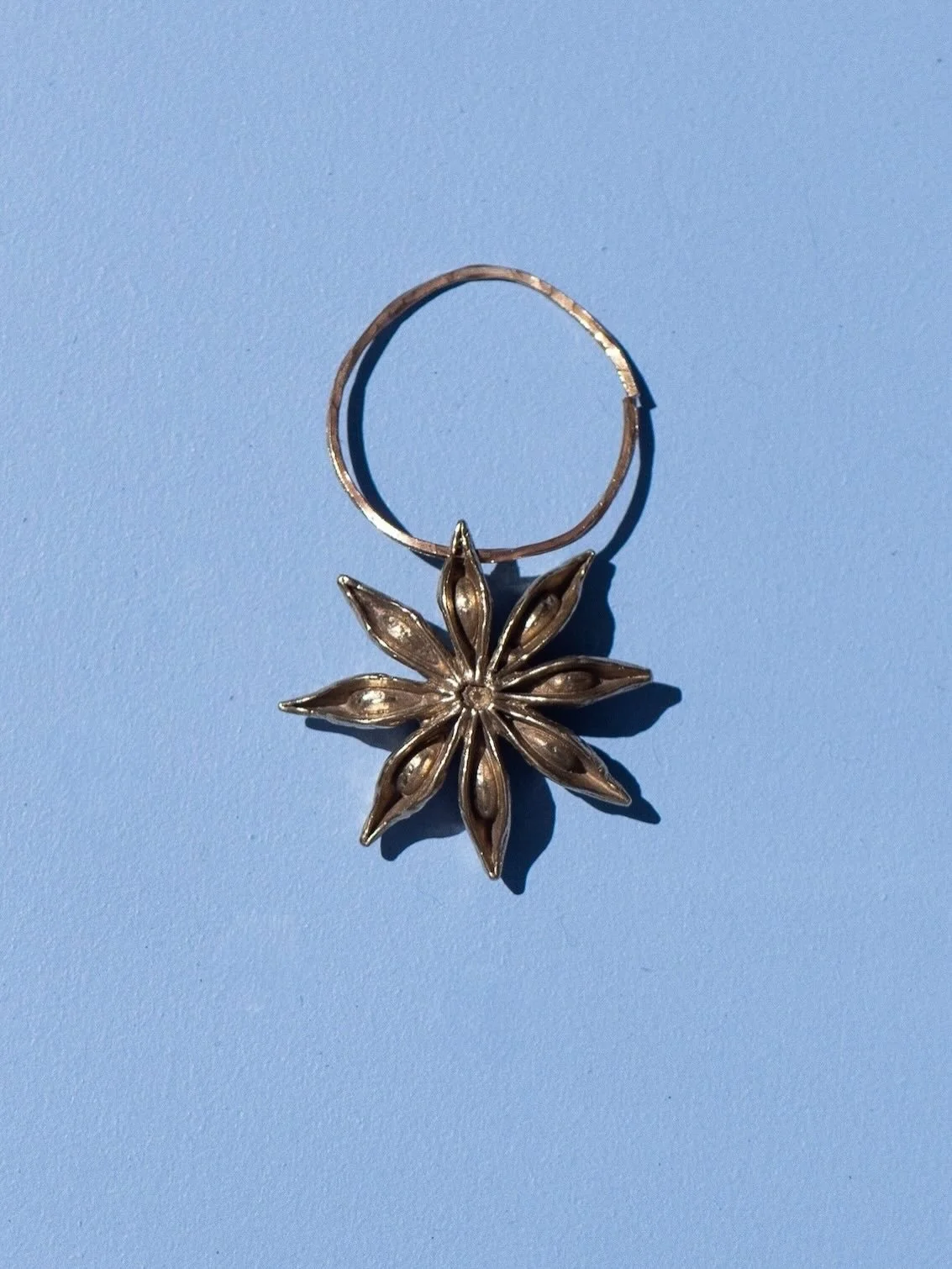 The Brass Star Anise is an heirloom Christmas ornament designed to bring merriment for generations ✨

A carefully selected star anise is cast in solid brass, then hand finished with a brass loop to hang from your tree.

A thoughtful gift - destined t