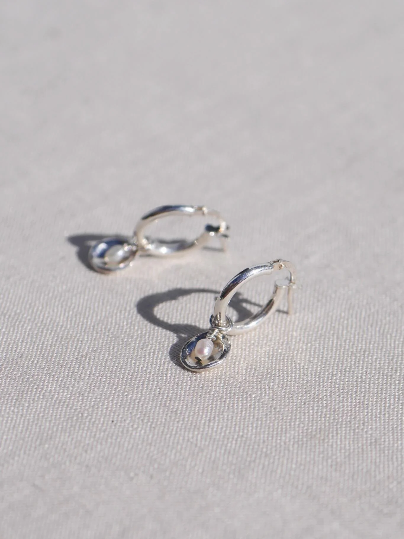 Ondine Earrings 🐚
Teeny little organic shells paired with a freshwater pearl.
Sterling silver available @prairie_studio_, 9ct gold made to order for my ballers 💋