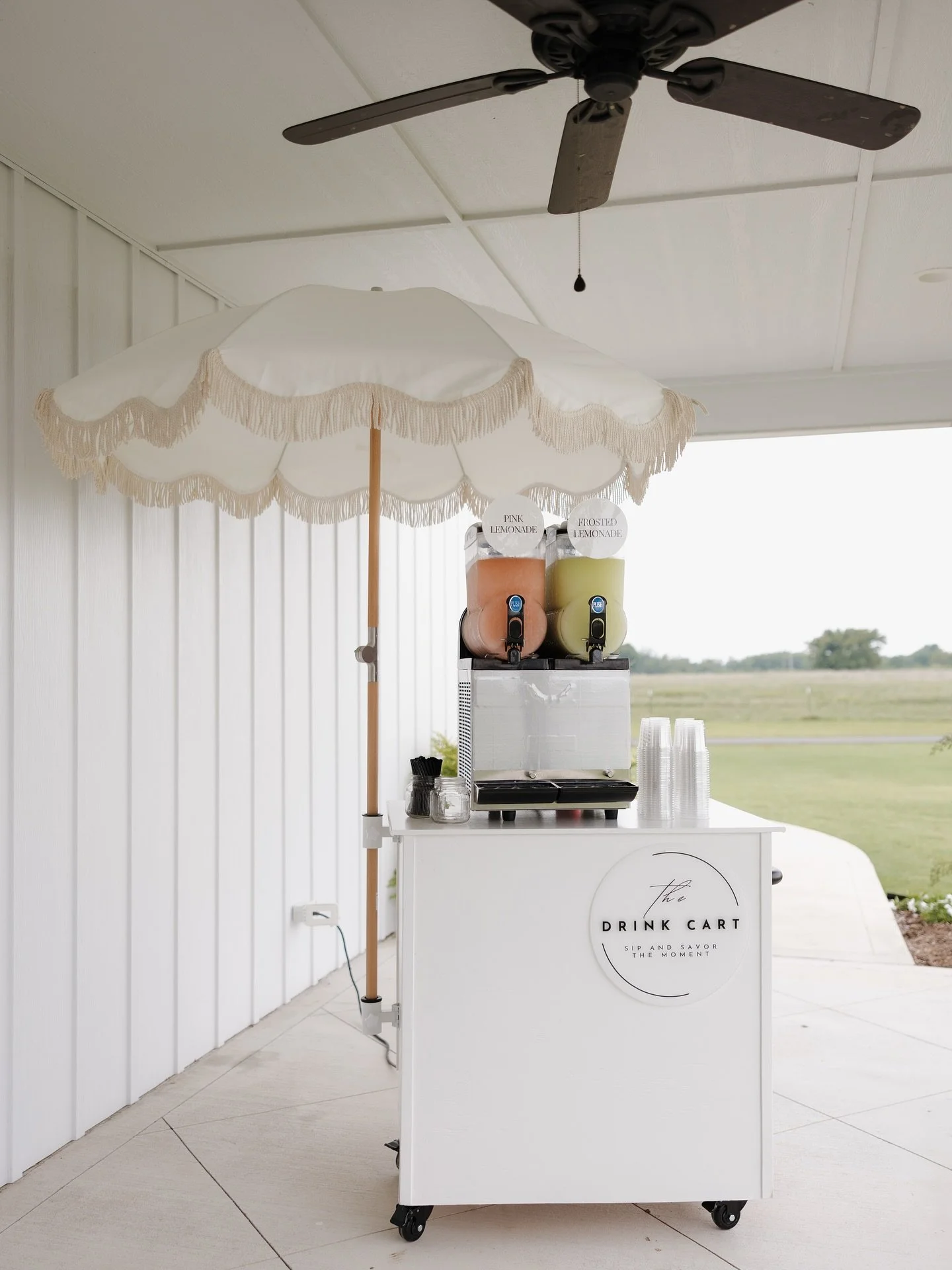 A picture-perfect couple in a picture-perfect venue 🕊️
📸: @hannahvandiverphotography 
💒: @venueatwoodbridge 
@wedsociety.oklahoma