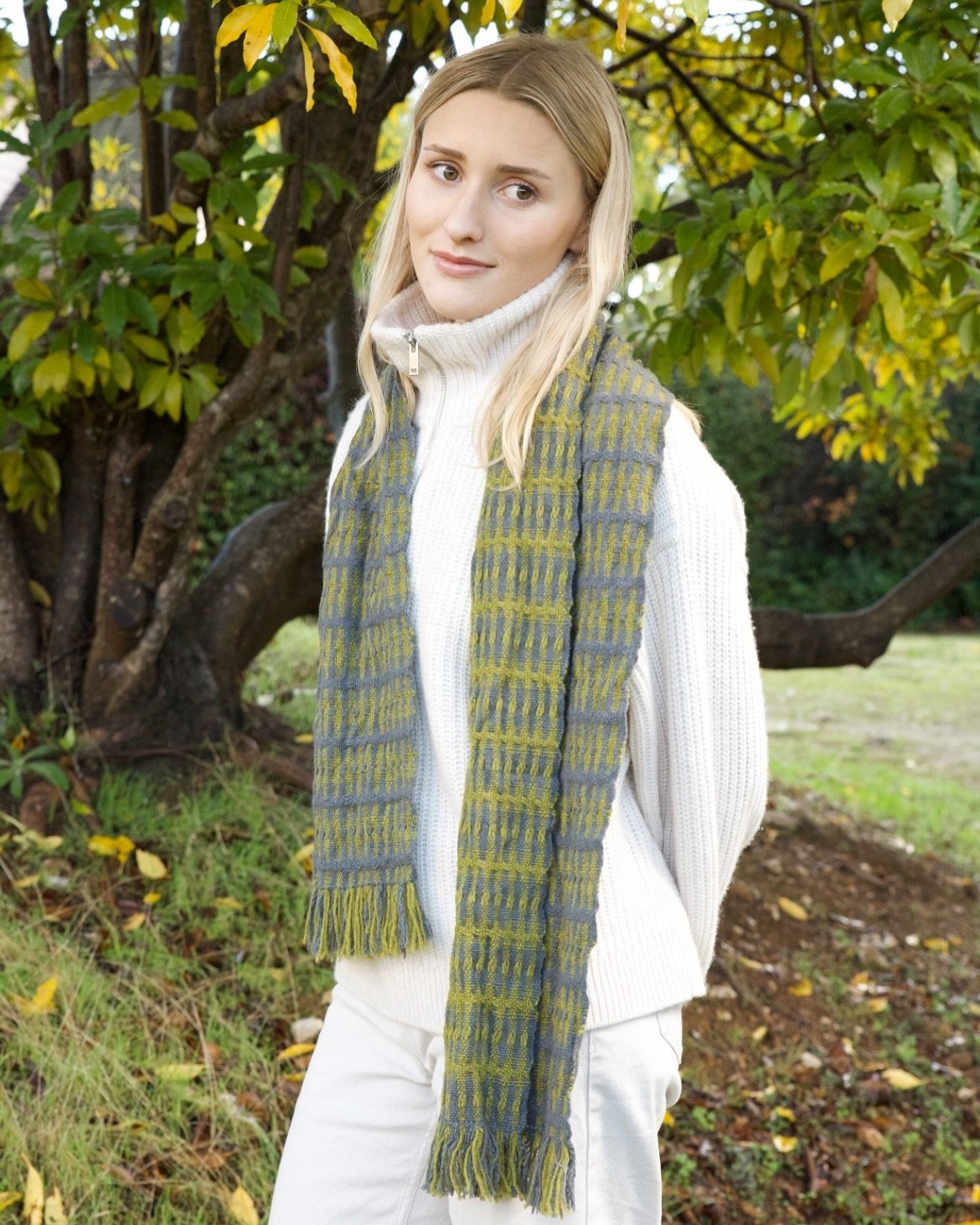 This scarf here (and the other two that are coming along shortly) were completely inspired by my dad and our fondest memories together walking along the cliffs back home and our times spent surfing in the Pacific ❤️ Stay warm out there!