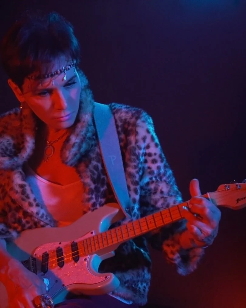 I 💜 my little guitar.
.
.
.
.
.
#indiepop #altpop #punkpop #fannerguitarworks
