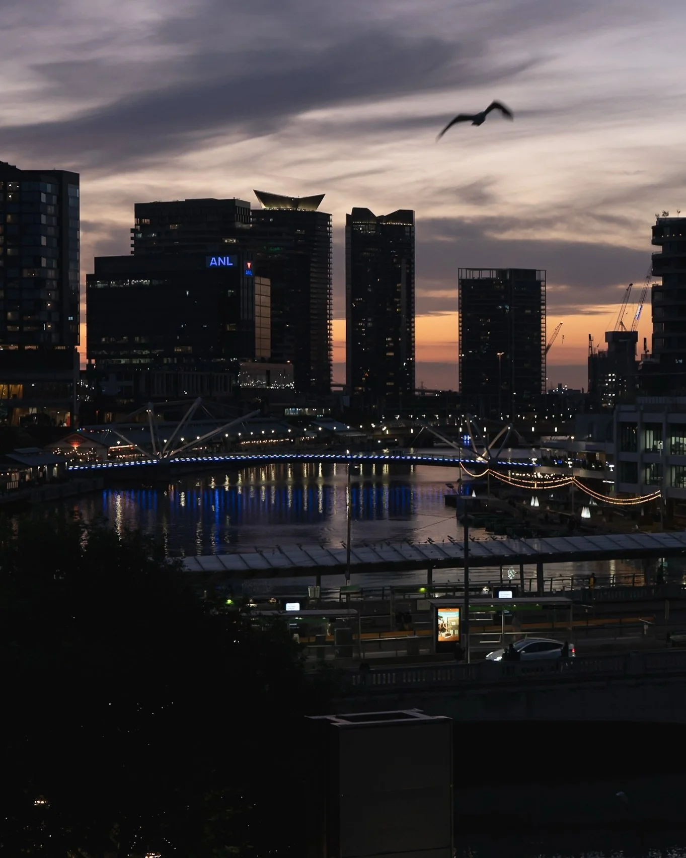 Plates, drinks and a view, sometimes the simplest things say the most.

#melbournerooftop #southbankmelbourne #melbournebarsandrooftops