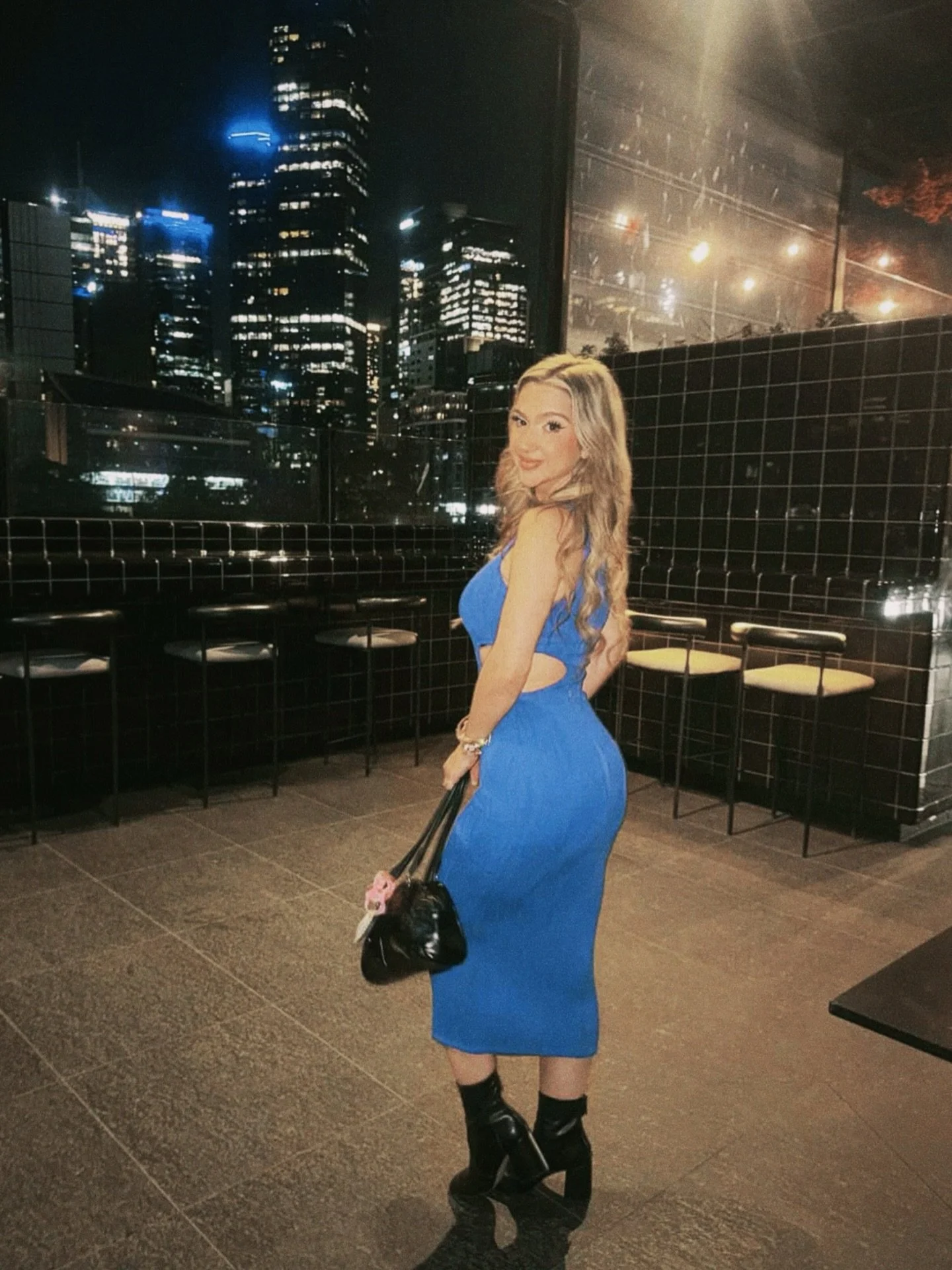 This kind of weather makes the group chat dangerous. @angieminos 

Rooftop reservations via the link in bio. 

#melbournerooftop #southbankmelbourne #rooftopbar