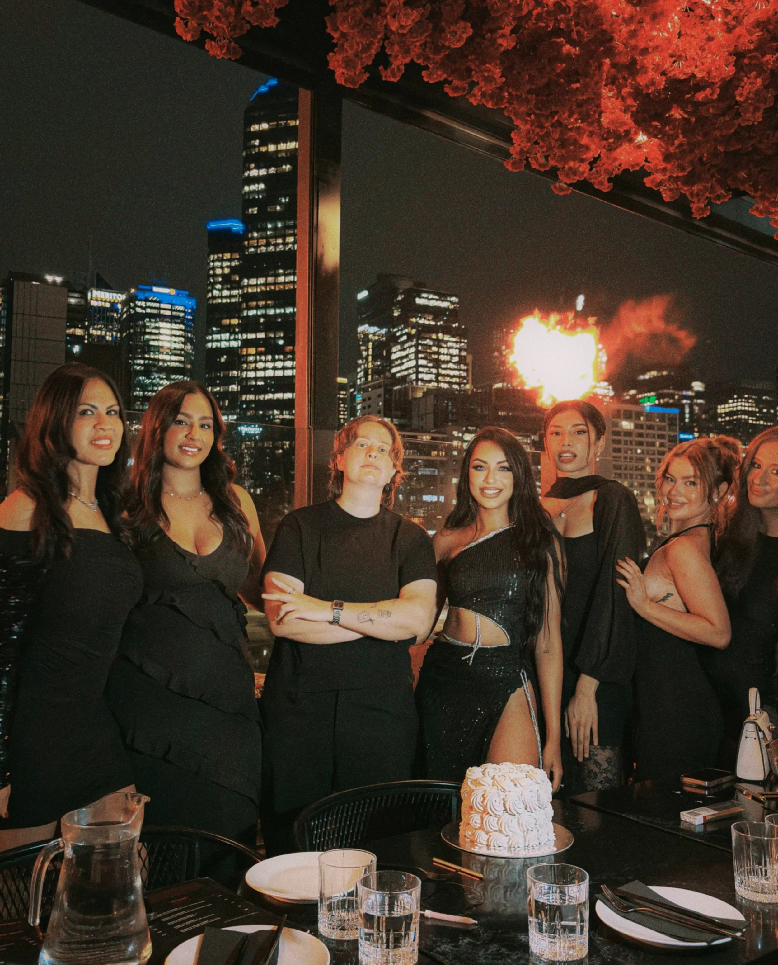 Getting the whole crew together deserves a view like this.

Reserve accordingly.

📸 @shayepromidotcom 

#melbournerooftop #melbournenightlife