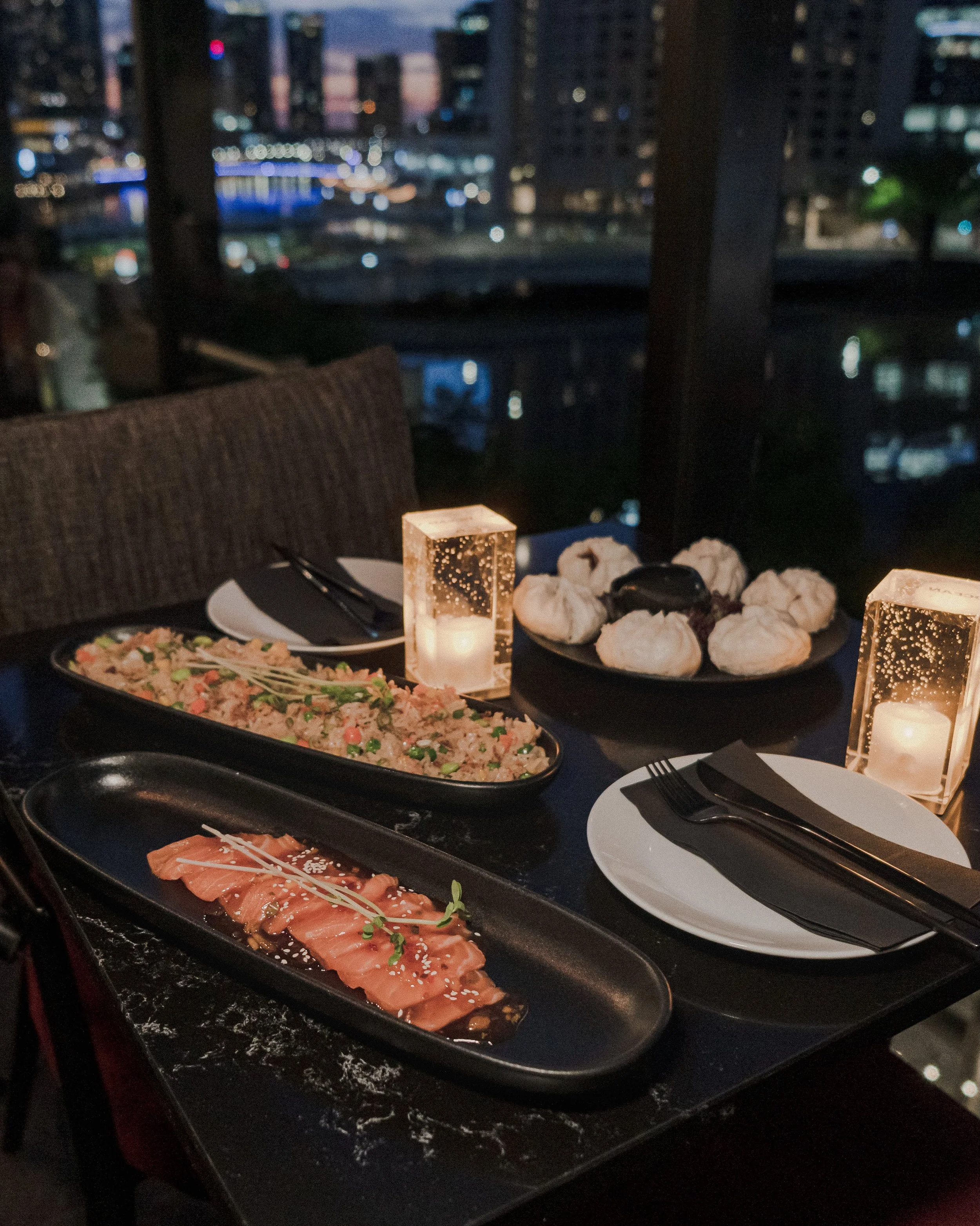 Proving the late table is the better table, and a good night out doesn&rsquo;t need to wait for the weekend.

Reservations via link in bio.

We look forward to seeing you soon. 

#melbournerooftop #melbourne #southbankmelbourne #rooftoprestaurant