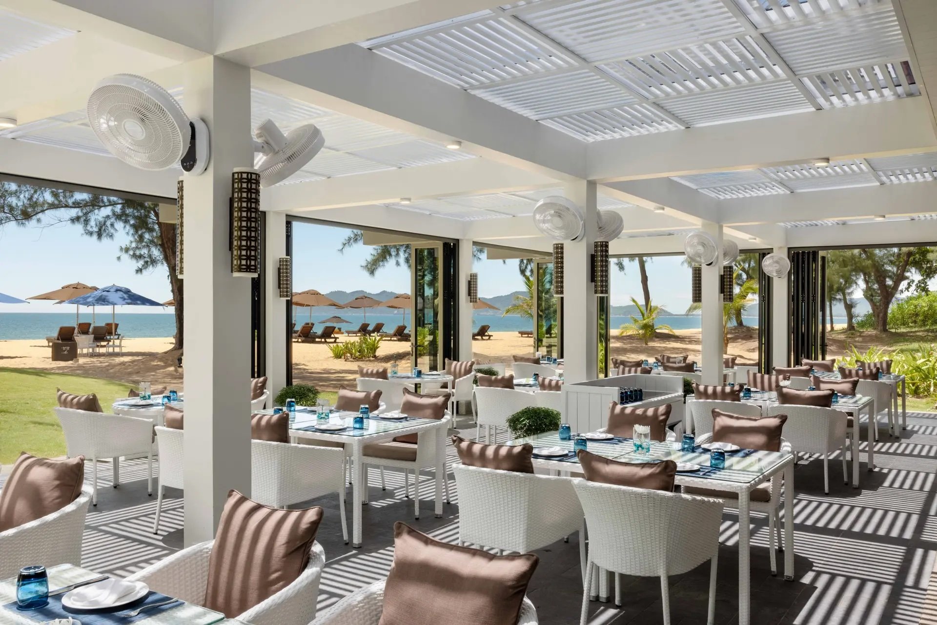 bt-langco-Azura%20Restaurant%20-%20In-door%20Dining%20Area%201.jpeg