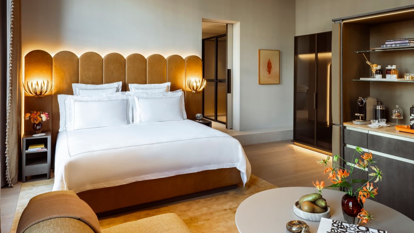 RWAMS_Facilities_Suites_CanalViewJuniorSuite_230_Bedroom_1-WIDE-MEDIUM-4-3.jpeg