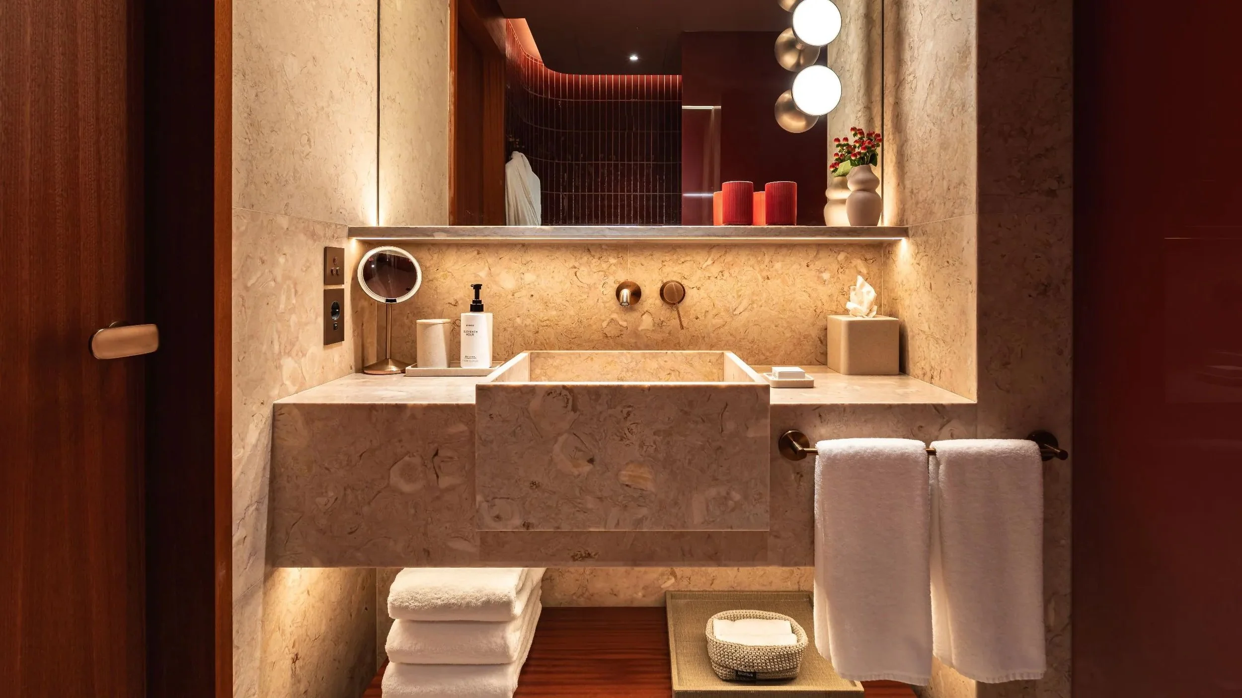 LISAZ-P0054-Bathroom-Overview.16x9.jpg.jpeg