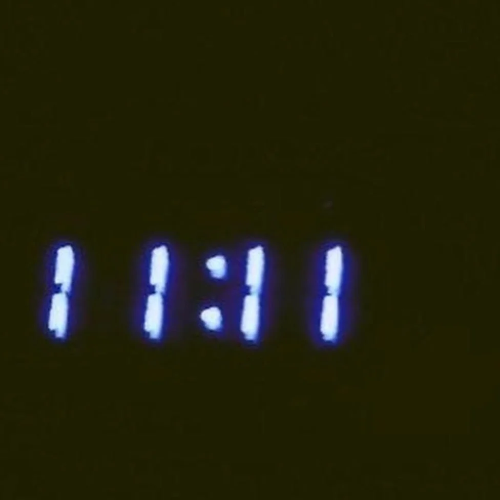 11:11 make a wish ! 
Confieso que los últimos días he visto el reloj a las 11:12 y me he agüitado, hoy lo vi a las 11:11 mientras recibía un mensaje “que delicia” y me vibraba “crecimiento cósmico&rd