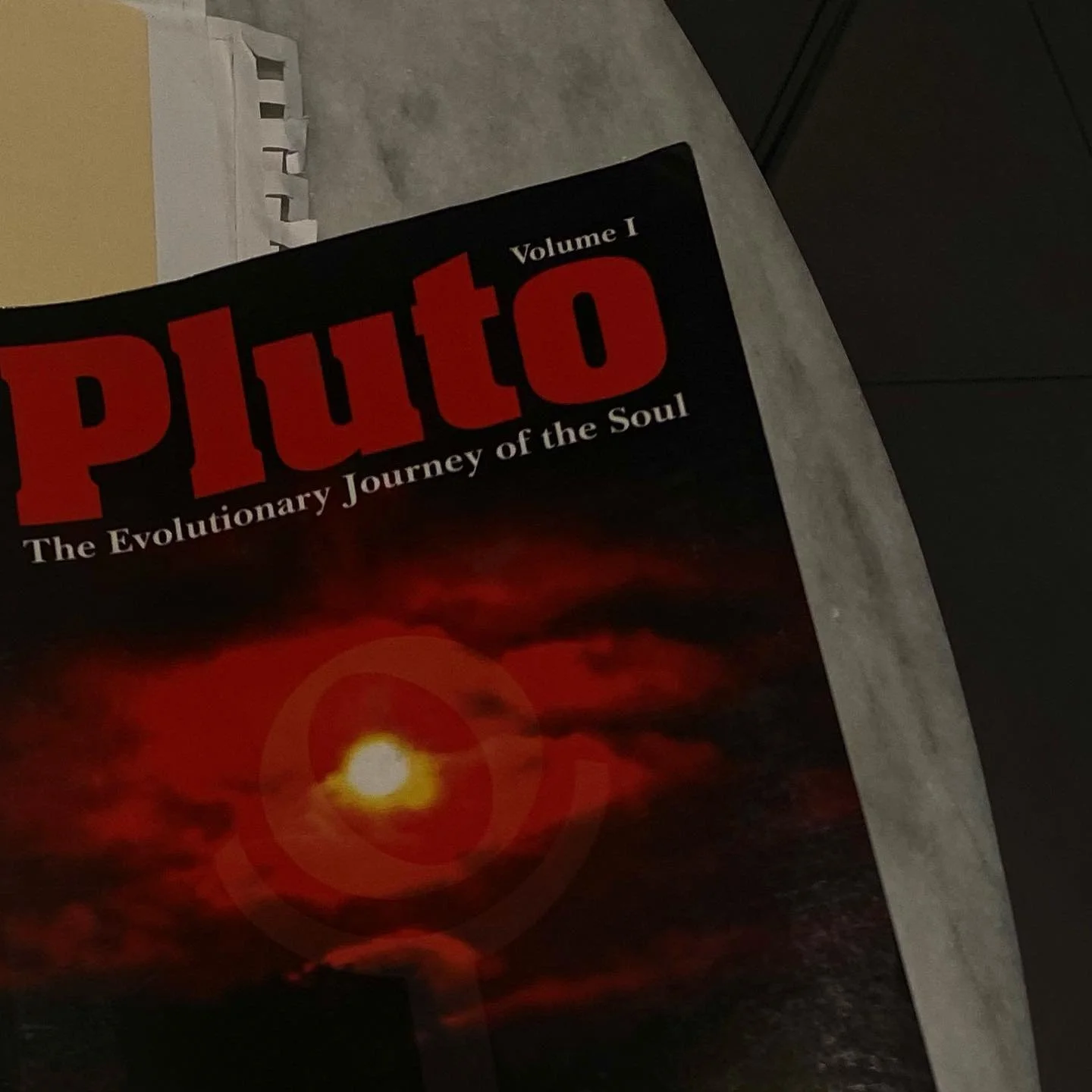 Puede ser que lo que nos hace sentirnos  irremediablemente atraídos hacia algún deseo es eso mismo que quiere, a un nivel muy  profundo transformarnos, meternos en un proceso de desarrollo espiritual a través de experiencias repe