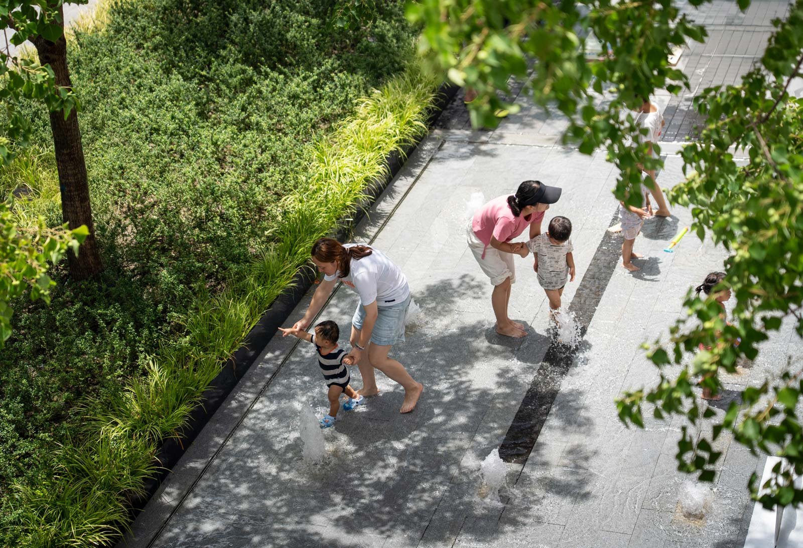 shanghai west bund, shanghai gate m, shanghai dreamcenter, landscape design, oval partnership, atelier deshaus, james corner field operations shanghai
