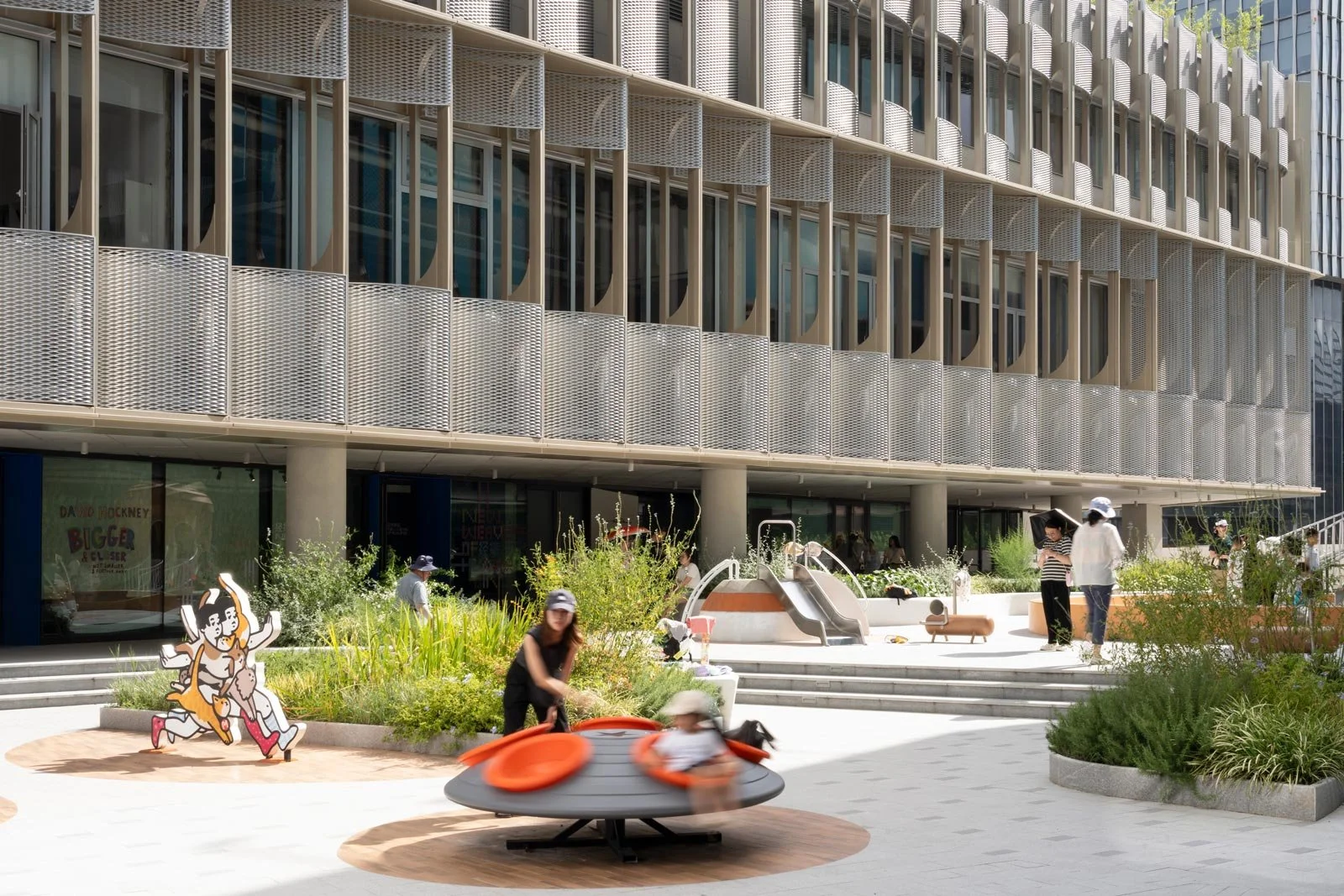 shanghai west bund, shanghai gate m, shanghai dreamcenter, landscape design, oval partnership, atelier deshaus, james corner field operations shanghai