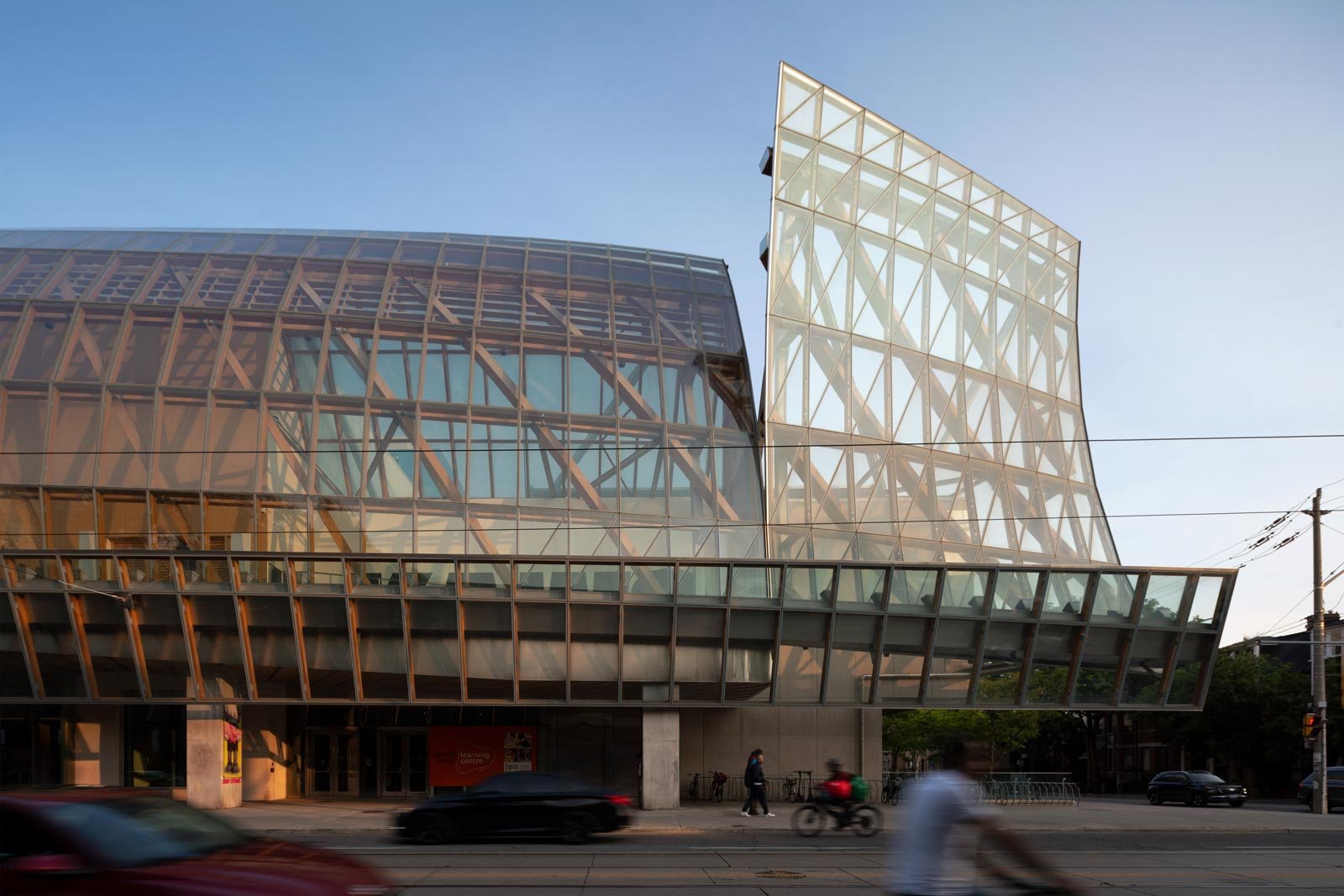 art gallery ontario, frank gehry toronto, toronto art gallery, frank gehry facade, toronto museum architecture